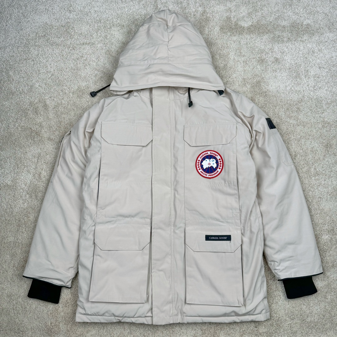 ＃纯原 CANADA GOOSE Expedition 4660M加拿大鹅08远征款 派克大衣羽绒服 行业标杆 国内羽绒服天花板 全新改版 升级大量细节 完美还原ZP 大到面料毛领羽绒 小到一针一线一个纽扣都是肉眼可见的细节 市面最接近ZP版本 欢迎客户对比 同行指导 1.今年羽绒依然采用国标80白鸭绒 填充450g（机器格充 电脑设定数值 每件充绒误差不超过10g）不混绒 随意拆开送检 2.独家定制18支面料 ZP一致 采用“Arctic Tech”面料技术外层面料是84.5%的聚酯纤维15.5%棉 里料为100%棉纶 垫料为100%聚酯纤维 持久防水防风抗寒保暖 3.里布采用40D Nylon AC油性胶 单染5级牢度 领口绒布采用原厂高密度丝光绒 口袋布使用弹性高密度摇粒绒 柔软亲肤 胆布采用330T全涤防绒7号针杜绝跑绒 如有跑绒直接白送 4.日本进口JUKI（重机）大型缝纫机专业打枣锁边 完全遵循正品整件衣服106个枣 全身加固 每个枣长度遵循正品 固定1-1.1cm 密度和长度均与正品相同5.吉田YKK原厂拉链 Y形双勾魔术贴 袖口采用定制加厚无缝螺纹 今年袖口螺纹添加高弹氨纶金丝 增加弹性和强度 大到面料 胆布 小到纽扣 抽绳 全部原版定制开发 对标正品 6.进口田岛刺绣机机定制万针刺绣胸标 图案饱满立体 无限接近正品 7.毛领为加拿大进口西郊狼皮制作 春季购入万条顶级毛领 毛领宽度14cm 长度55cm 今年冬天整季毛领品质都会稳定如一 杜绝中后期毛领品质参差不齐情况 8.包装采用立体手提袋包装 卡片一应俱全 送人 自留更有排面 9.所有细节均参照22年最新版正品1：1打板复刻 区别市面错版\\\”一眼假\\\” 尺码：XS S M L XL XXL-选品中心
