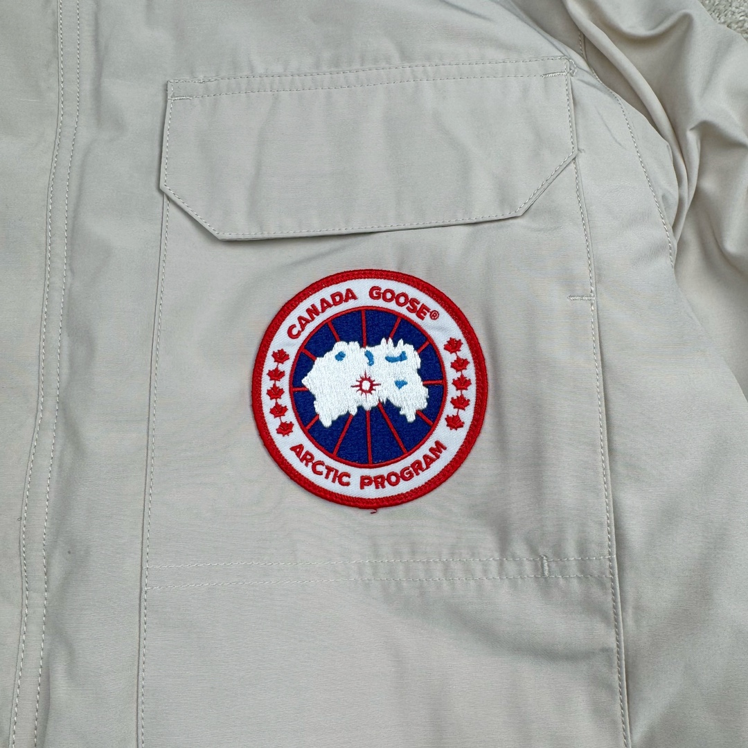 图片[10]-＃纯原 CANADA GOOSE Expedition 4660M加拿大鹅08远征款 派克大衣羽绒服 行业标杆 国内羽绒服天花板 全新改版 升级大量细节 完美还原ZP 大到面料毛领羽绒 小到一针一线一个纽扣都是肉眼可见的细节 市面最接近ZP版本 欢迎客户对比 同行指导 1.今年羽绒依然采用国标80白鸭绒 填充450g（机器格充 电脑设定数值 每件充绒误差不超过10g）不混绒 随意拆开送检 2.独家定制18支面料 ZP一致 采用“Arctic Tech”面料技术外层面料是84.5%的聚酯纤维15.5%棉 里料为100%棉纶 垫料为100%聚酯纤维 持久防水防风抗寒保暖 3.里布采用40D Nylon AC油性胶 单染5级牢度 领口绒布采用原厂高密度丝光绒 口袋布使用弹性高密度摇粒绒 柔软亲肤 胆布采用330T全涤防绒7号针杜绝跑绒 如有跑绒直接白送 4.日本进口JUKI（重机）大型缝纫机专业打枣锁边 完全遵循正品整件衣服106个枣 全身加固 每个枣长度遵循正品 固定1-1.1cm 密度和长度均与正品相同5.吉田YKK原厂拉链 Y形双勾魔术贴 袖口采用定制加厚无缝螺纹 今年袖口螺纹添加高弹氨纶金丝 增加弹性和强度 大到面料 胆布 小到纽扣 抽绳 全部原版定制开发 对标正品 6.进口田岛刺绣机机定制万针刺绣胸标 图案饱满立体 无限接近正品 7.毛领为加拿大进口西郊狼皮制作 春季购入万条顶级毛领 毛领宽度14cm 长度55cm 今年冬天整季毛领品质都会稳定如一 杜绝中后期毛领品质参差不齐情况 8.包装采用立体手提袋包装 卡片一应俱全 送人 自留更有排面 9.所有细节均参照22年最新版正品1：1打板复刻 区别市面错版\\\”一眼假\\\” 尺码：XS S M L XL XXL-选品中心