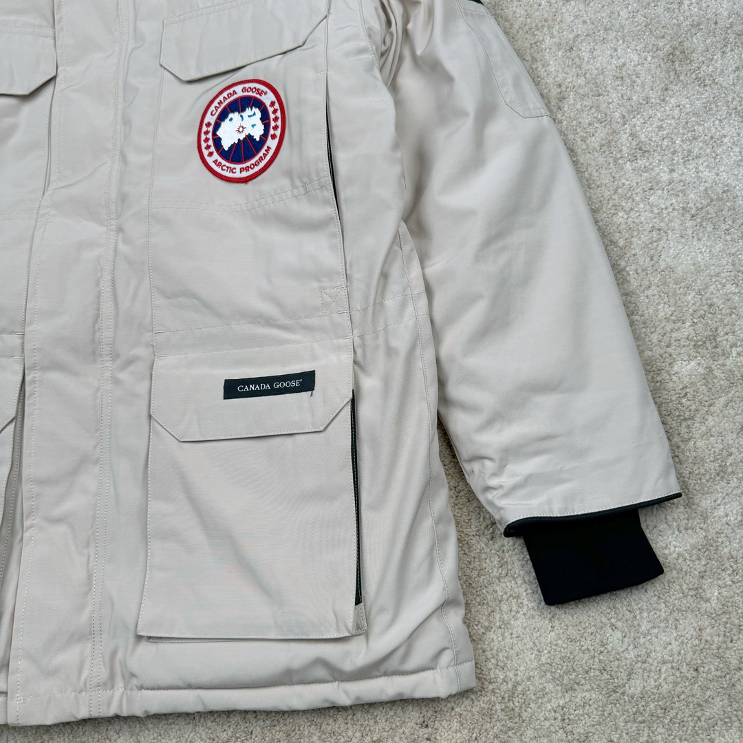 图片[5]-＃纯原 CANADA GOOSE Expedition 4660M加拿大鹅08远征款 派克大衣羽绒服 行业标杆 国内羽绒服天花板 全新改版 升级大量细节 完美还原ZP 大到面料毛领羽绒 小到一针一线一个纽扣都是肉眼可见的细节 市面最接近ZP版本 欢迎客户对比 同行指导 1.今年羽绒依然采用国标80白鸭绒 填充450g（机器格充 电脑设定数值 每件充绒误差不超过10g）不混绒 随意拆开送检 2.独家定制18支面料 ZP一致 采用“Arctic Tech”面料技术外层面料是84.5%的聚酯纤维15.5%棉 里料为100%棉纶 垫料为100%聚酯纤维 持久防水防风抗寒保暖 3.里布采用40D Nylon AC油性胶 单染5级牢度 领口绒布采用原厂高密度丝光绒 口袋布使用弹性高密度摇粒绒 柔软亲肤 胆布采用330T全涤防绒7号针杜绝跑绒 如有跑绒直接白送 4.日本进口JUKI（重机）大型缝纫机专业打枣锁边 完全遵循正品整件衣服106个枣 全身加固 每个枣长度遵循正品 固定1-1.1cm 密度和长度均与正品相同5.吉田YKK原厂拉链 Y形双勾魔术贴 袖口采用定制加厚无缝螺纹 今年袖口螺纹添加高弹氨纶金丝 增加弹性和强度 大到面料 胆布 小到纽扣 抽绳 全部原版定制开发 对标正品 6.进口田岛刺绣机机定制万针刺绣胸标 图案饱满立体 无限接近正品 7.毛领为加拿大进口西郊狼皮制作 春季购入万条顶级毛领 毛领宽度14cm 长度55cm 今年冬天整季毛领品质都会稳定如一 杜绝中后期毛领品质参差不齐情况 8.包装采用立体手提袋包装 卡片一应俱全 送人 自留更有排面 9.所有细节均参照22年最新版正品1：1打板复刻 区别市面错版\\\”一眼假\\\” 尺码：XS S M L XL XXL-选品中心