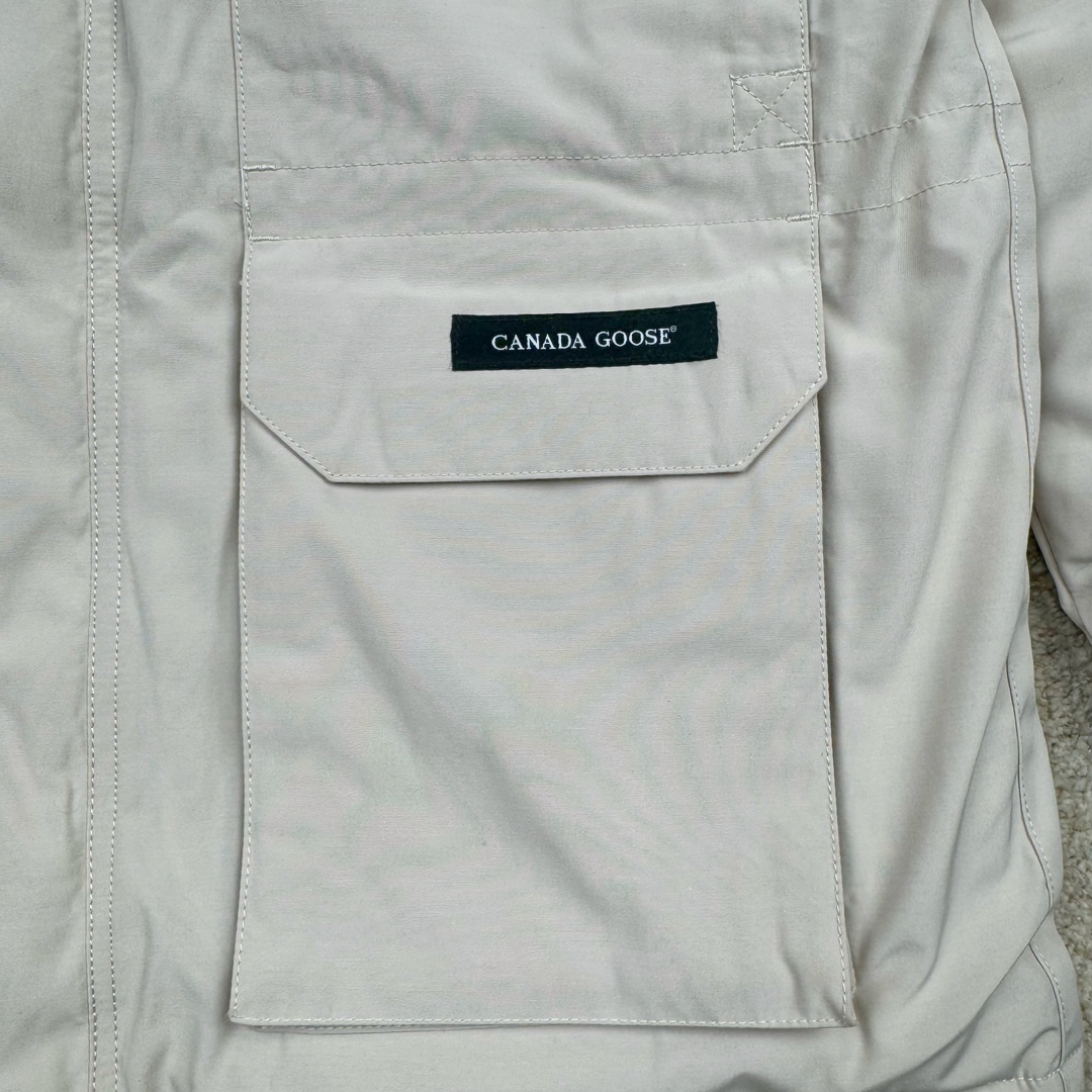 图片[7]-＃纯原 CANADA GOOSE Expedition 4660M加拿大鹅08远征款 派克大衣羽绒服 行业标杆 国内羽绒服天花板 全新改版 升级大量细节 完美还原ZP 大到面料毛领羽绒 小到一针一线一个纽扣都是肉眼可见的细节 市面最接近ZP版本 欢迎客户对比 同行指导 1.今年羽绒依然采用国标80白鸭绒 填充450g（机器格充 电脑设定数值 每件充绒误差不超过10g）不混绒 随意拆开送检 2.独家定制18支面料 ZP一致 采用“Arctic Tech”面料技术外层面料是84.5%的聚酯纤维15.5%棉 里料为100%棉纶 垫料为100%聚酯纤维 持久防水防风抗寒保暖 3.里布采用40D Nylon AC油性胶 单染5级牢度 领口绒布采用原厂高密度丝光绒 口袋布使用弹性高密度摇粒绒 柔软亲肤 胆布采用330T全涤防绒7号针杜绝跑绒 如有跑绒直接白送 4.日本进口JUKI（重机）大型缝纫机专业打枣锁边 完全遵循正品整件衣服106个枣 全身加固 每个枣长度遵循正品 固定1-1.1cm 密度和长度均与正品相同5.吉田YKK原厂拉链 Y形双勾魔术贴 袖口采用定制加厚无缝螺纹 今年袖口螺纹添加高弹氨纶金丝 增加弹性和强度 大到面料 胆布 小到纽扣 抽绳 全部原版定制开发 对标正品 6.进口田岛刺绣机机定制万针刺绣胸标 图案饱满立体 无限接近正品 7.毛领为加拿大进口西郊狼皮制作 春季购入万条顶级毛领 毛领宽度14cm 长度55cm 今年冬天整季毛领品质都会稳定如一 杜绝中后期毛领品质参差不齐情况 8.包装采用立体手提袋包装 卡片一应俱全 送人 自留更有排面 9.所有细节均参照22年最新版正品1：1打板复刻 区别市面错版\\\”一眼假\\\” 尺码：XS S M L XL XXL-选品中心