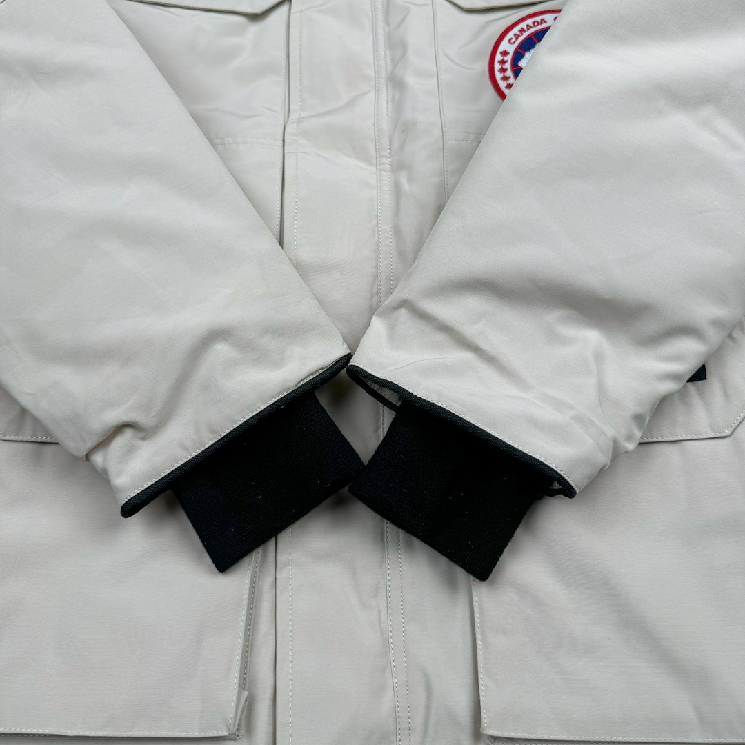 图片[8]-＃纯原 CANADA GOOSE Expedition 4660M加拿大鹅08远征款 派克大衣羽绒服 行业标杆 国内羽绒服天花板 全新改版 升级大量细节 完美还原ZP 大到面料毛领羽绒 小到一针一线一个纽扣都是肉眼可见的细节 市面最接近ZP版本 欢迎客户对比 同行指导 1.今年羽绒依然采用国标80白鸭绒 填充450g（机器格充 电脑设定数值 每件充绒误差不超过10g）不混绒 随意拆开送检 2.独家定制18支面料 ZP一致 采用“Arctic Tech”面料技术外层面料是84.5%的聚酯纤维15.5%棉 里料为100%棉纶 垫料为100%聚酯纤维 持久防水防风抗寒保暖 3.里布采用40D Nylon AC油性胶 单染5级牢度 领口绒布采用原厂高密度丝光绒 口袋布使用弹性高密度摇粒绒 柔软亲肤 胆布采用330T全涤防绒7号针杜绝跑绒 如有跑绒直接白送 4.日本进口JUKI（重机）大型缝纫机专业打枣锁边 完全遵循正品整件衣服106个枣 全身加固 每个枣长度遵循正品 固定1-1.1cm 密度和长度均与正品相同5.吉田YKK原厂拉链 Y形双勾魔术贴 袖口采用定制加厚无缝螺纹 今年袖口螺纹添加高弹氨纶金丝 增加弹性和强度 大到面料 胆布 小到纽扣 抽绳 全部原版定制开发 对标正品 6.进口田岛刺绣机机定制万针刺绣胸标 图案饱满立体 无限接近正品 7.毛领为加拿大进口西郊狼皮制作 春季购入万条顶级毛领 毛领宽度14cm 长度55cm 今年冬天整季毛领品质都会稳定如一 杜绝中后期毛领品质参差不齐情况 8.包装采用立体手提袋包装 卡片一应俱全 送人 自留更有排面 9.所有细节均参照22年最新版正品1：1打板复刻 区别市面错版\\\”一眼假\\\” 尺码：XS S M L XL XXL-选品中心