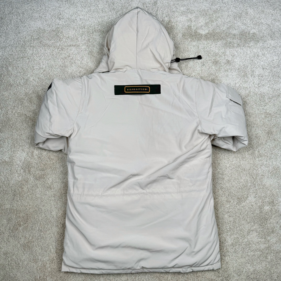 图片[2]-＃纯原 CANADA GOOSE Expedition 4660M加拿大鹅08远征款 派克大衣羽绒服 行业标杆 国内羽绒服天花板 全新改版 升级大量细节 完美还原ZP 大到面料毛领羽绒 小到一针一线一个纽扣都是肉眼可见的细节 市面最接近ZP版本 欢迎客户对比 同行指导 1.今年羽绒依然采用国标80白鸭绒 填充450g（机器格充 电脑设定数值 每件充绒误差不超过10g）不混绒 随意拆开送检 2.独家定制18支面料 ZP一致 采用“Arctic Tech”面料技术外层面料是84.5%的聚酯纤维15.5%棉 里料为100%棉纶 垫料为100%聚酯纤维 持久防水防风抗寒保暖 3.里布采用40D Nylon AC油性胶 单染5级牢度 领口绒布采用原厂高密度丝光绒 口袋布使用弹性高密度摇粒绒 柔软亲肤 胆布采用330T全涤防绒7号针杜绝跑绒 如有跑绒直接白送 4.日本进口JUKI（重机）大型缝纫机专业打枣锁边 完全遵循正品整件衣服106个枣 全身加固 每个枣长度遵循正品 固定1-1.1cm 密度和长度均与正品相同5.吉田YKK原厂拉链 Y形双勾魔术贴 袖口采用定制加厚无缝螺纹 今年袖口螺纹添加高弹氨纶金丝 增加弹性和强度 大到面料 胆布 小到纽扣 抽绳 全部原版定制开发 对标正品 6.进口田岛刺绣机机定制万针刺绣胸标 图案饱满立体 无限接近正品 7.毛领为加拿大进口西郊狼皮制作 春季购入万条顶级毛领 毛领宽度14cm 长度55cm 今年冬天整季毛领品质都会稳定如一 杜绝中后期毛领品质参差不齐情况 8.包装采用立体手提袋包装 卡片一应俱全 送人 自留更有排面 9.所有细节均参照22年最新版正品1：1打板复刻 区别市面错版\\\”一眼假\\\” 尺码：XS S M L XL XXL-选品中心