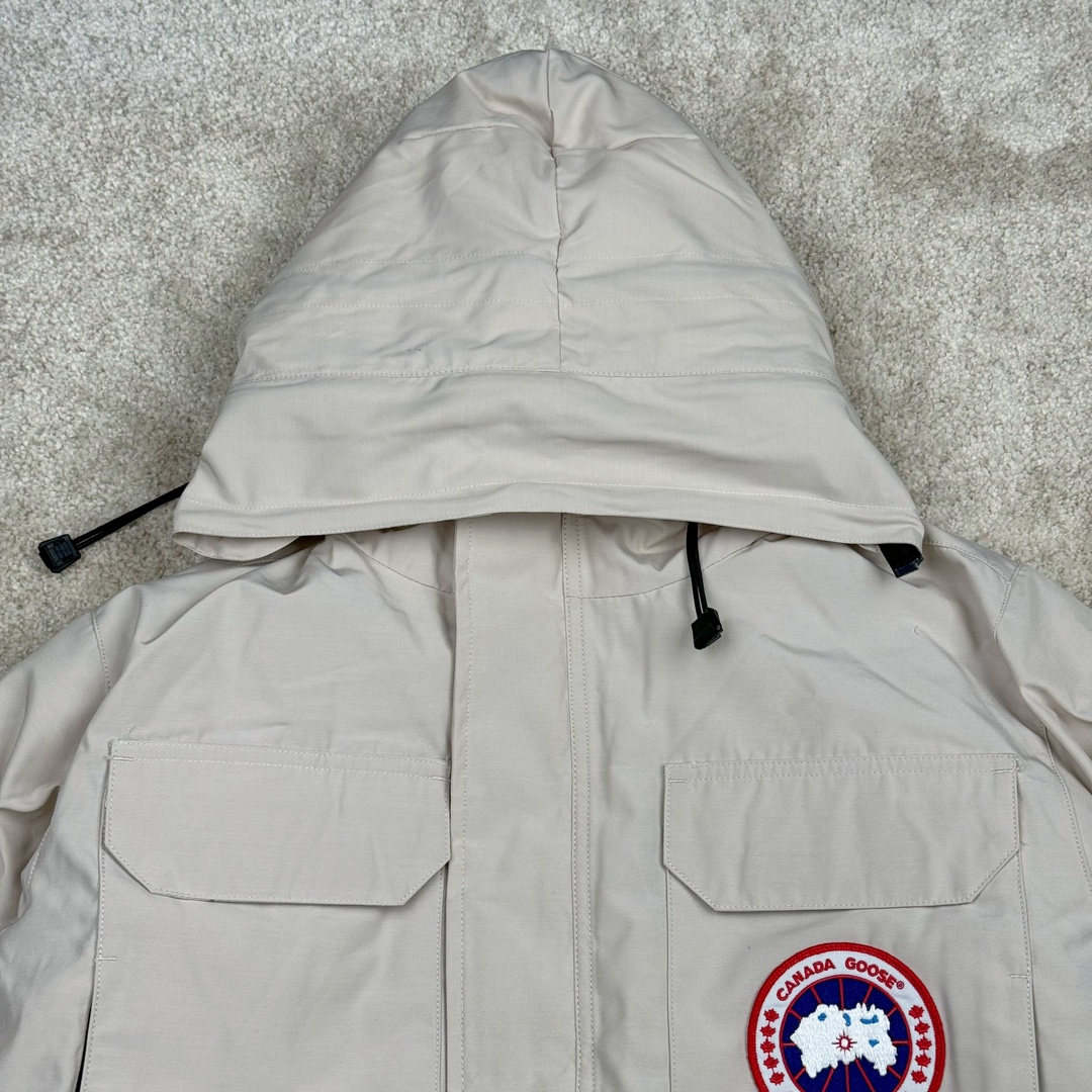 图片[3]-＃纯原 CANADA GOOSE Expedition 4660M加拿大鹅08远征款 派克大衣羽绒服 行业标杆 国内羽绒服天花板 全新改版 升级大量细节 完美还原ZP 大到面料毛领羽绒 小到一针一线一个纽扣都是肉眼可见的细节 市面最接近ZP版本 欢迎客户对比 同行指导 1.今年羽绒依然采用国标80白鸭绒 填充450g（机器格充 电脑设定数值 每件充绒误差不超过10g）不混绒 随意拆开送检 2.独家定制18支面料 ZP一致 采用“Arctic Tech”面料技术外层面料是84.5%的聚酯纤维15.5%棉 里料为100%棉纶 垫料为100%聚酯纤维 持久防水防风抗寒保暖 3.里布采用40D Nylon AC油性胶 单染5级牢度 领口绒布采用原厂高密度丝光绒 口袋布使用弹性高密度摇粒绒 柔软亲肤 胆布采用330T全涤防绒7号针杜绝跑绒 如有跑绒直接白送 4.日本进口JUKI（重机）大型缝纫机专业打枣锁边 完全遵循正品整件衣服106个枣 全身加固 每个枣长度遵循正品 固定1-1.1cm 密度和长度均与正品相同5.吉田YKK原厂拉链 Y形双勾魔术贴 袖口采用定制加厚无缝螺纹 今年袖口螺纹添加高弹氨纶金丝 增加弹性和强度 大到面料 胆布 小到纽扣 抽绳 全部原版定制开发 对标正品 6.进口田岛刺绣机机定制万针刺绣胸标 图案饱满立体 无限接近正品 7.毛领为加拿大进口西郊狼皮制作 春季购入万条顶级毛领 毛领宽度14cm 长度55cm 今年冬天整季毛领品质都会稳定如一 杜绝中后期毛领品质参差不齐情况 8.包装采用立体手提袋包装 卡片一应俱全 送人 自留更有排面 9.所有细节均参照22年最新版正品1：1打板复刻 区别市面错版\\\”一眼假\\\” 尺码：XS S M L XL XXL-选品中心