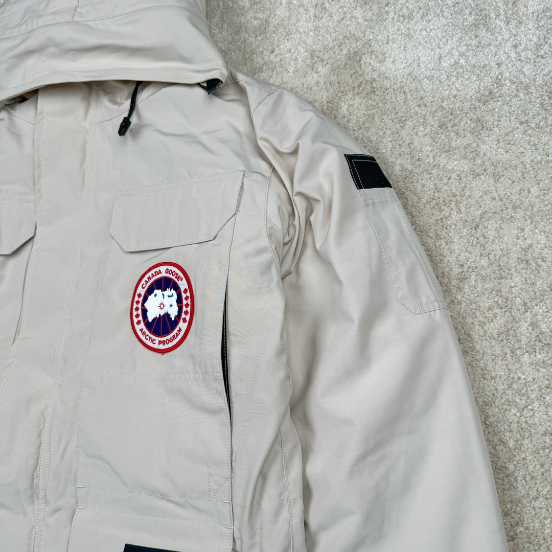 图片[9]-＃纯原 CANADA GOOSE Expedition 4660M加拿大鹅08远征款 派克大衣羽绒服 行业标杆 国内羽绒服天花板 全新改版 升级大量细节 完美还原ZP 大到面料毛领羽绒 小到一针一线一个纽扣都是肉眼可见的细节 市面最接近ZP版本 欢迎客户对比 同行指导 1.今年羽绒依然采用国标80白鸭绒 填充450g（机器格充 电脑设定数值 每件充绒误差不超过10g）不混绒 随意拆开送检 2.独家定制18支面料 ZP一致 采用“Arctic Tech”面料技术外层面料是84.5%的聚酯纤维15.5%棉 里料为100%棉纶 垫料为100%聚酯纤维 持久防水防风抗寒保暖 3.里布采用40D Nylon AC油性胶 单染5级牢度 领口绒布采用原厂高密度丝光绒 口袋布使用弹性高密度摇粒绒 柔软亲肤 胆布采用330T全涤防绒7号针杜绝跑绒 如有跑绒直接白送 4.日本进口JUKI（重机）大型缝纫机专业打枣锁边 完全遵循正品整件衣服106个枣 全身加固 每个枣长度遵循正品 固定1-1.1cm 密度和长度均与正品相同5.吉田YKK原厂拉链 Y形双勾魔术贴 袖口采用定制加厚无缝螺纹 今年袖口螺纹添加高弹氨纶金丝 增加弹性和强度 大到面料 胆布 小到纽扣 抽绳 全部原版定制开发 对标正品 6.进口田岛刺绣机机定制万针刺绣胸标 图案饱满立体 无限接近正品 7.毛领为加拿大进口西郊狼皮制作 春季购入万条顶级毛领 毛领宽度14cm 长度55cm 今年冬天整季毛领品质都会稳定如一 杜绝中后期毛领品质参差不齐情况 8.包装采用立体手提袋包装 卡片一应俱全 送人 自留更有排面 9.所有细节均参照22年最新版正品1：1打板复刻 区别市面错版\\\”一眼假\\\” 尺码：XS S M L XL XXL-选品中心