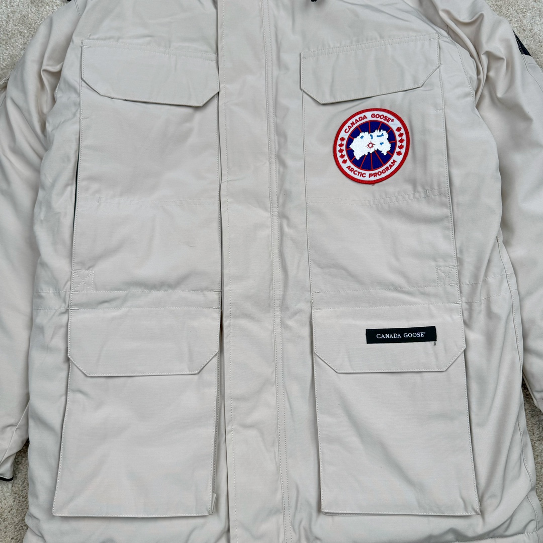 图片[6]-＃纯原 CANADA GOOSE Expedition 4660M加拿大鹅08远征款 派克大衣羽绒服 行业标杆 国内羽绒服天花板 全新改版 升级大量细节 完美还原ZP 大到面料毛领羽绒 小到一针一线一个纽扣都是肉眼可见的细节 市面最接近ZP版本 欢迎客户对比 同行指导 1.今年羽绒依然采用国标80白鸭绒 填充450g（机器格充 电脑设定数值 每件充绒误差不超过10g）不混绒 随意拆开送检 2.独家定制18支面料 ZP一致 采用“Arctic Tech”面料技术外层面料是84.5%的聚酯纤维15.5%棉 里料为100%棉纶 垫料为100%聚酯纤维 持久防水防风抗寒保暖 3.里布采用40D Nylon AC油性胶 单染5级牢度 领口绒布采用原厂高密度丝光绒 口袋布使用弹性高密度摇粒绒 柔软亲肤 胆布采用330T全涤防绒7号针杜绝跑绒 如有跑绒直接白送 4.日本进口JUKI（重机）大型缝纫机专业打枣锁边 完全遵循正品整件衣服106个枣 全身加固 每个枣长度遵循正品 固定1-1.1cm 密度和长度均与正品相同5.吉田YKK原厂拉链 Y形双勾魔术贴 袖口采用定制加厚无缝螺纹 今年袖口螺纹添加高弹氨纶金丝 增加弹性和强度 大到面料 胆布 小到纽扣 抽绳 全部原版定制开发 对标正品 6.进口田岛刺绣机机定制万针刺绣胸标 图案饱满立体 无限接近正品 7.毛领为加拿大进口西郊狼皮制作 春季购入万条顶级毛领 毛领宽度14cm 长度55cm 今年冬天整季毛领品质都会稳定如一 杜绝中后期毛领品质参差不齐情况 8.包装采用立体手提袋包装 卡片一应俱全 送人 自留更有排面 9.所有细节均参照22年最新版正品1：1打板复刻 区别市面错版\\\”一眼假\\\” 尺码：XS S M L XL XXL-选品中心