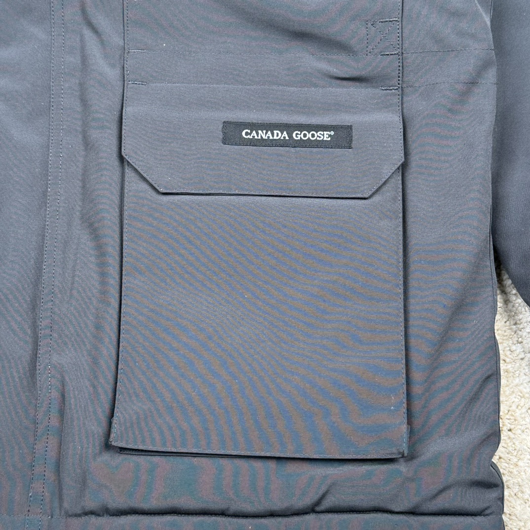 图片[10]-＃纯原 CANADA GOOSE Expedition 4660M加拿大鹅08远征款 派克大衣羽绒服 行业标杆 国内羽绒服天花板 全新改版 升级大量细节 完美还原ZP 大到面料毛领羽绒 小到一针一线一个纽扣都是肉眼可见的细节 市面最接近ZP版本 欢迎客户对比 同行指导 1.今年羽绒依然采用国标80白鸭绒 填充450g（机器格充 电脑设定数值 每件充绒误差不超过10g）不混绒 随意拆开送检 2.独家定制18支面料 ZP一致 采用“Arctic Tech”面料技术外层面料是84.5%的聚酯纤维15.5%棉 里料为100%棉纶 垫料为100%聚酯纤维 持久防水防风抗寒保暖 3.里布采用40D Nylon AC油性胶 单染5级牢度 领口绒布采用原厂高密度丝光绒 口袋布使用弹性高密度摇粒绒 柔软亲肤 胆布采用330T全涤防绒7号针杜绝跑绒 如有跑绒直接白送 4.日本进口JUKI（重机）大型缝纫机专业打枣锁边 完全遵循正品整件衣服106个枣 全身加固 每个枣长度遵循正品 固定1-1.1cm 密度和长度均与正品相同5.吉田YKK原厂拉链 Y形双勾魔术贴 袖口采用定制加厚无缝螺纹 今年袖口螺纹添加高弹氨纶金丝 增加弹性和强度 大到面料 胆布 小到纽扣 抽绳 全部原版定制开发 对标正品 6.进口田岛刺绣机机定制万针刺绣胸标 图案饱满立体 无限接近正品 7.毛领为加拿大进口西郊狼皮制作 春季购入万条顶级毛领 毛领宽度14cm 长度55cm 今年冬天整季毛领品质都会稳定如一 杜绝中后期毛领品质参差不齐情况 8.包装采用立体手提袋包装 卡片一应俱全 送人 自留更有排面 9.所有细节均参照22年最新版正品1：1打板复刻 区别市面错版\\\”一眼假\\\” 尺码：XS S M L XL XXL-选品中心