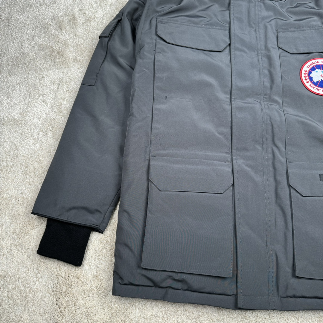 图片[5]-＃纯原 CANADA GOOSE Expedition 4660M加拿大鹅08远征款 派克大衣羽绒服 行业标杆 国内羽绒服天花板 全新改版 升级大量细节 完美还原ZP 大到面料毛领羽绒 小到一针一线一个纽扣都是肉眼可见的细节 市面最接近ZP版本 欢迎客户对比 同行指导 1.今年羽绒依然采用国标80白鸭绒 填充450g（机器格充 电脑设定数值 每件充绒误差不超过10g）不混绒 随意拆开送检 2.独家定制18支面料 ZP一致 采用“Arctic Tech”面料技术外层面料是84.5%的聚酯纤维15.5%棉 里料为100%棉纶 垫料为100%聚酯纤维 持久防水防风抗寒保暖 3.里布采用40D Nylon AC油性胶 单染5级牢度 领口绒布采用原厂高密度丝光绒 口袋布使用弹性高密度摇粒绒 柔软亲肤 胆布采用330T全涤防绒7号针杜绝跑绒 如有跑绒直接白送 4.日本进口JUKI（重机）大型缝纫机专业打枣锁边 完全遵循正品整件衣服106个枣 全身加固 每个枣长度遵循正品 固定1-1.1cm 密度和长度均与正品相同5.吉田YKK原厂拉链 Y形双勾魔术贴 袖口采用定制加厚无缝螺纹 今年袖口螺纹添加高弹氨纶金丝 增加弹性和强度 大到面料 胆布 小到纽扣 抽绳 全部原版定制开发 对标正品 6.进口田岛刺绣机机定制万针刺绣胸标 图案饱满立体 无限接近正品 7.毛领为加拿大进口西郊狼皮制作 春季购入万条顶级毛领 毛领宽度14cm 长度55cm 今年冬天整季毛领品质都会稳定如一 杜绝中后期毛领品质参差不齐情况 8.包装采用立体手提袋包装 卡片一应俱全 送人 自留更有排面 9.所有细节均参照22年最新版正品1：1打板复刻 区别市面错版\\\”一眼假\\\” 尺码：XS S M L XL XXL-选品中心