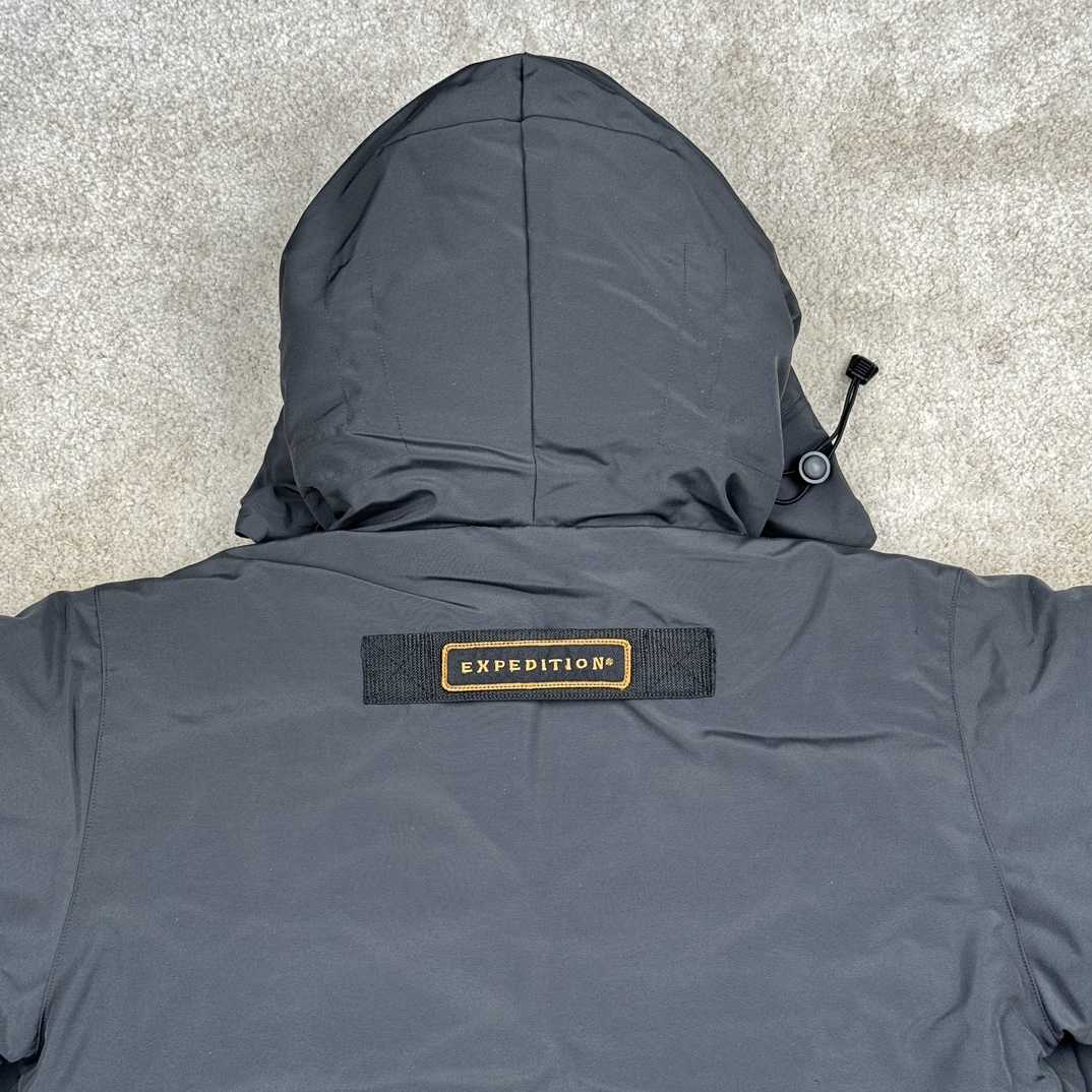 图片[4]-＃纯原 CANADA GOOSE Expedition 4660M加拿大鹅08远征款 派克大衣羽绒服 行业标杆 国内羽绒服天花板 全新改版 升级大量细节 完美还原ZP 大到面料毛领羽绒 小到一针一线一个纽扣都是肉眼可见的细节 市面最接近ZP版本 欢迎客户对比 同行指导 1.今年羽绒依然采用国标80白鸭绒 填充450g（机器格充 电脑设定数值 每件充绒误差不超过10g）不混绒 随意拆开送检 2.独家定制18支面料 ZP一致 采用“Arctic Tech”面料技术外层面料是84.5%的聚酯纤维15.5%棉 里料为100%棉纶 垫料为100%聚酯纤维 持久防水防风抗寒保暖 3.里布采用40D Nylon AC油性胶 单染5级牢度 领口绒布采用原厂高密度丝光绒 口袋布使用弹性高密度摇粒绒 柔软亲肤 胆布采用330T全涤防绒7号针杜绝跑绒 如有跑绒直接白送 4.日本进口JUKI（重机）大型缝纫机专业打枣锁边 完全遵循正品整件衣服106个枣 全身加固 每个枣长度遵循正品 固定1-1.1cm 密度和长度均与正品相同5.吉田YKK原厂拉链 Y形双勾魔术贴 袖口采用定制加厚无缝螺纹 今年袖口螺纹添加高弹氨纶金丝 增加弹性和强度 大到面料 胆布 小到纽扣 抽绳 全部原版定制开发 对标正品 6.进口田岛刺绣机机定制万针刺绣胸标 图案饱满立体 无限接近正品 7.毛领为加拿大进口西郊狼皮制作 春季购入万条顶级毛领 毛领宽度14cm 长度55cm 今年冬天整季毛领品质都会稳定如一 杜绝中后期毛领品质参差不齐情况 8.包装采用立体手提袋包装 卡片一应俱全 送人 自留更有排面 9.所有细节均参照22年最新版正品1：1打板复刻 区别市面错版\\\”一眼假\\\” 尺码：XS S M L XL XXL-选品中心