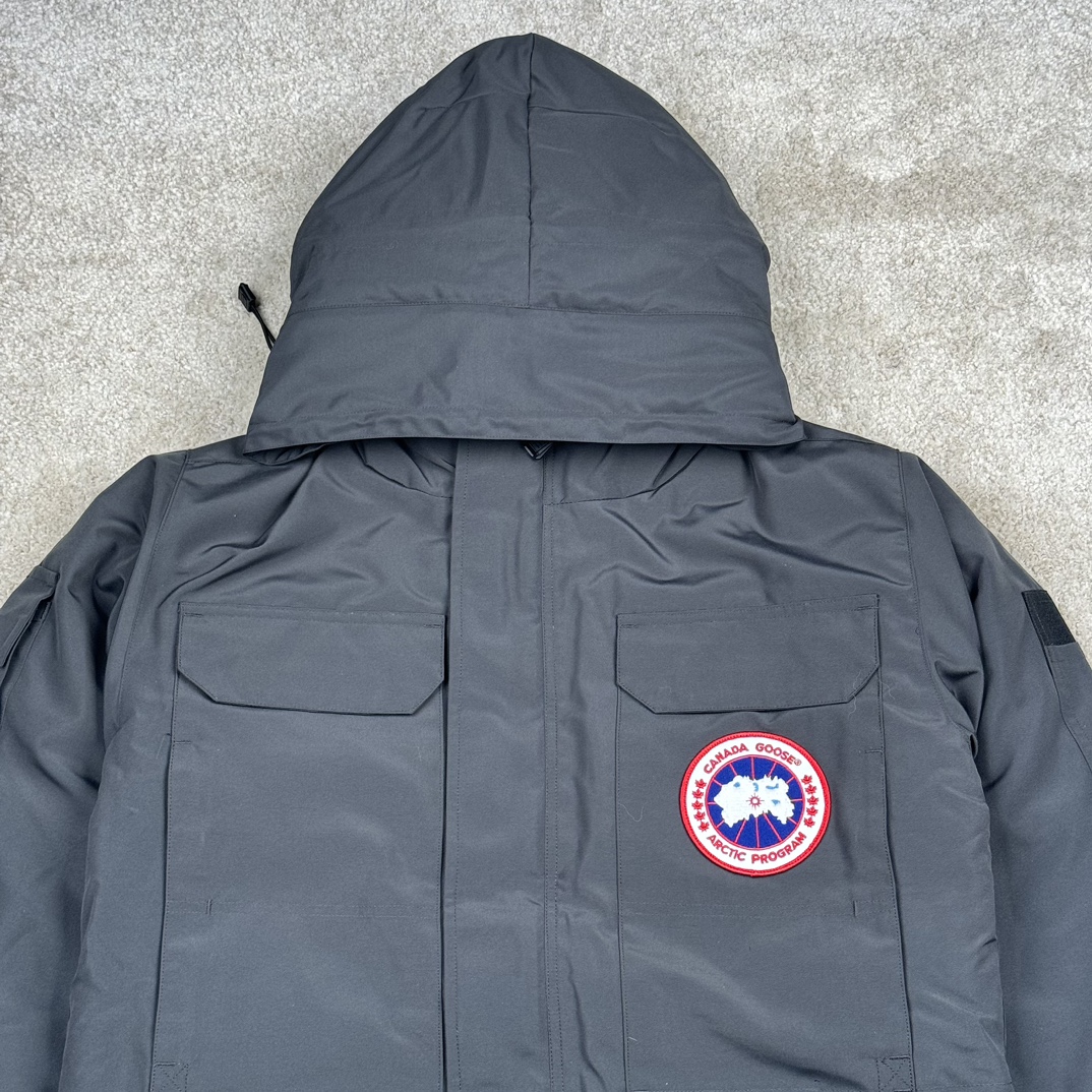 图片[3]-＃纯原 CANADA GOOSE Expedition 4660M加拿大鹅08远征款 派克大衣羽绒服 行业标杆 国内羽绒服天花板 全新改版 升级大量细节 完美还原ZP 大到面料毛领羽绒 小到一针一线一个纽扣都是肉眼可见的细节 市面最接近ZP版本 欢迎客户对比 同行指导 1.今年羽绒依然采用国标80白鸭绒 填充450g（机器格充 电脑设定数值 每件充绒误差不超过10g）不混绒 随意拆开送检 2.独家定制18支面料 ZP一致 采用“Arctic Tech”面料技术外层面料是84.5%的聚酯纤维15.5%棉 里料为100%棉纶 垫料为100%聚酯纤维 持久防水防风抗寒保暖 3.里布采用40D Nylon AC油性胶 单染5级牢度 领口绒布采用原厂高密度丝光绒 口袋布使用弹性高密度摇粒绒 柔软亲肤 胆布采用330T全涤防绒7号针杜绝跑绒 如有跑绒直接白送 4.日本进口JUKI（重机）大型缝纫机专业打枣锁边 完全遵循正品整件衣服106个枣 全身加固 每个枣长度遵循正品 固定1-1.1cm 密度和长度均与正品相同5.吉田YKK原厂拉链 Y形双勾魔术贴 袖口采用定制加厚无缝螺纹 今年袖口螺纹添加高弹氨纶金丝 增加弹性和强度 大到面料 胆布 小到纽扣 抽绳 全部原版定制开发 对标正品 6.进口田岛刺绣机机定制万针刺绣胸标 图案饱满立体 无限接近正品 7.毛领为加拿大进口西郊狼皮制作 春季购入万条顶级毛领 毛领宽度14cm 长度55cm 今年冬天整季毛领品质都会稳定如一 杜绝中后期毛领品质参差不齐情况 8.包装采用立体手提袋包装 卡片一应俱全 送人 自留更有排面 9.所有细节均参照22年最新版正品1：1打板复刻 区别市面错版\\\”一眼假\\\” 尺码：XS S M L XL XXL-选品中心