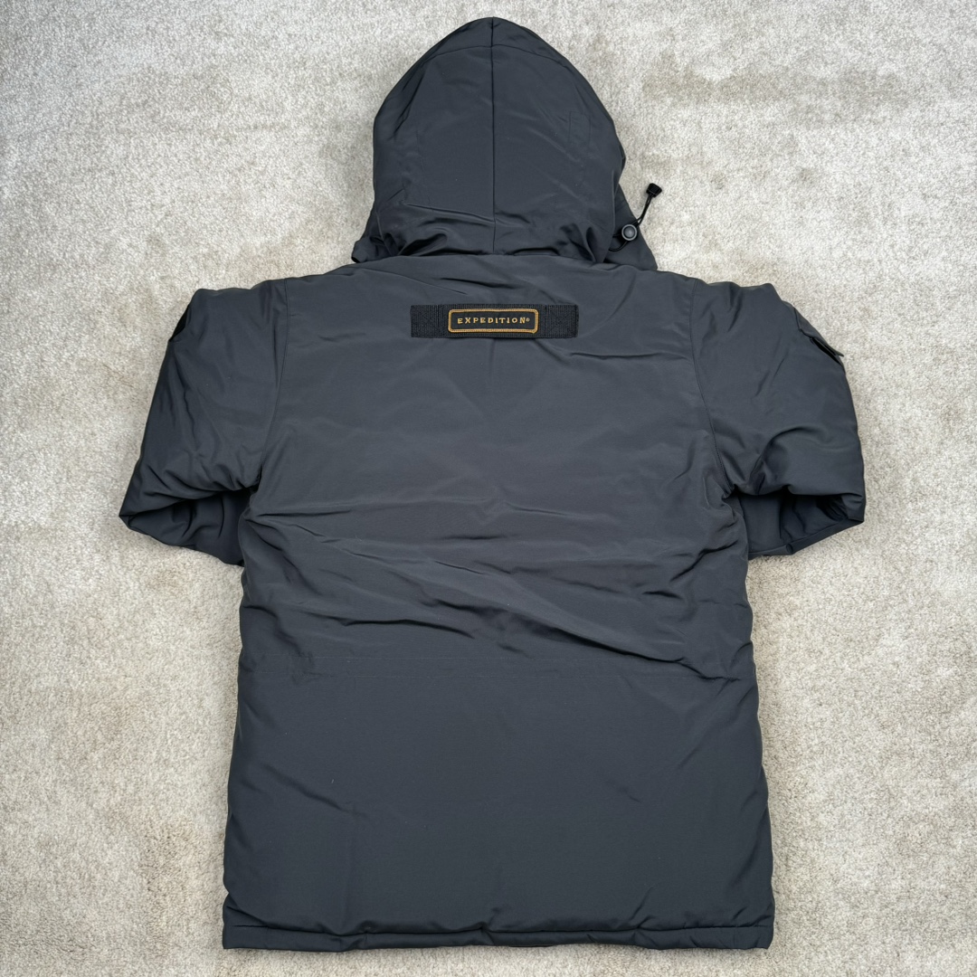 图片[2]-＃纯原 CANADA GOOSE Expedition 4660M加拿大鹅08远征款 派克大衣羽绒服 行业标杆 国内羽绒服天花板 全新改版 升级大量细节 完美还原ZP 大到面料毛领羽绒 小到一针一线一个纽扣都是肉眼可见的细节 市面最接近ZP版本 欢迎客户对比 同行指导 1.今年羽绒依然采用国标80白鸭绒 填充450g（机器格充 电脑设定数值 每件充绒误差不超过10g）不混绒 随意拆开送检 2.独家定制18支面料 ZP一致 采用“Arctic Tech”面料技术外层面料是84.5%的聚酯纤维15.5%棉 里料为100%棉纶 垫料为100%聚酯纤维 持久防水防风抗寒保暖 3.里布采用40D Nylon AC油性胶 单染5级牢度 领口绒布采用原厂高密度丝光绒 口袋布使用弹性高密度摇粒绒 柔软亲肤 胆布采用330T全涤防绒7号针杜绝跑绒 如有跑绒直接白送 4.日本进口JUKI（重机）大型缝纫机专业打枣锁边 完全遵循正品整件衣服106个枣 全身加固 每个枣长度遵循正品 固定1-1.1cm 密度和长度均与正品相同5.吉田YKK原厂拉链 Y形双勾魔术贴 袖口采用定制加厚无缝螺纹 今年袖口螺纹添加高弹氨纶金丝 增加弹性和强度 大到面料 胆布 小到纽扣 抽绳 全部原版定制开发 对标正品 6.进口田岛刺绣机机定制万针刺绣胸标 图案饱满立体 无限接近正品 7.毛领为加拿大进口西郊狼皮制作 春季购入万条顶级毛领 毛领宽度14cm 长度55cm 今年冬天整季毛领品质都会稳定如一 杜绝中后期毛领品质参差不齐情况 8.包装采用立体手提袋包装 卡片一应俱全 送人 自留更有排面 9.所有细节均参照22年最新版正品1：1打板复刻 区别市面错版\\\”一眼假\\\” 尺码：XS S M L XL XXL-选品中心