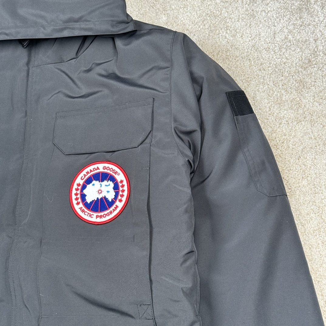 图片[11]-＃纯原 CANADA GOOSE Expedition 4660M加拿大鹅08远征款 派克大衣羽绒服 行业标杆 国内羽绒服天花板 全新改版 升级大量细节 完美还原ZP 大到面料毛领羽绒 小到一针一线一个纽扣都是肉眼可见的细节 市面最接近ZP版本 欢迎客户对比 同行指导 1.今年羽绒依然采用国标80白鸭绒 填充450g（机器格充 电脑设定数值 每件充绒误差不超过10g）不混绒 随意拆开送检 2.独家定制18支面料 ZP一致 采用“Arctic Tech”面料技术外层面料是84.5%的聚酯纤维15.5%棉 里料为100%棉纶 垫料为100%聚酯纤维 持久防水防风抗寒保暖 3.里布采用40D Nylon AC油性胶 单染5级牢度 领口绒布采用原厂高密度丝光绒 口袋布使用弹性高密度摇粒绒 柔软亲肤 胆布采用330T全涤防绒7号针杜绝跑绒 如有跑绒直接白送 4.日本进口JUKI（重机）大型缝纫机专业打枣锁边 完全遵循正品整件衣服106个枣 全身加固 每个枣长度遵循正品 固定1-1.1cm 密度和长度均与正品相同5.吉田YKK原厂拉链 Y形双勾魔术贴 袖口采用定制加厚无缝螺纹 今年袖口螺纹添加高弹氨纶金丝 增加弹性和强度 大到面料 胆布 小到纽扣 抽绳 全部原版定制开发 对标正品 6.进口田岛刺绣机机定制万针刺绣胸标 图案饱满立体 无限接近正品 7.毛领为加拿大进口西郊狼皮制作 春季购入万条顶级毛领 毛领宽度14cm 长度55cm 今年冬天整季毛领品质都会稳定如一 杜绝中后期毛领品质参差不齐情况 8.包装采用立体手提袋包装 卡片一应俱全 送人 自留更有排面 9.所有细节均参照22年最新版正品1：1打板复刻 区别市面错版\\\”一眼假\\\” 尺码：XS S M L XL XXL-选品中心