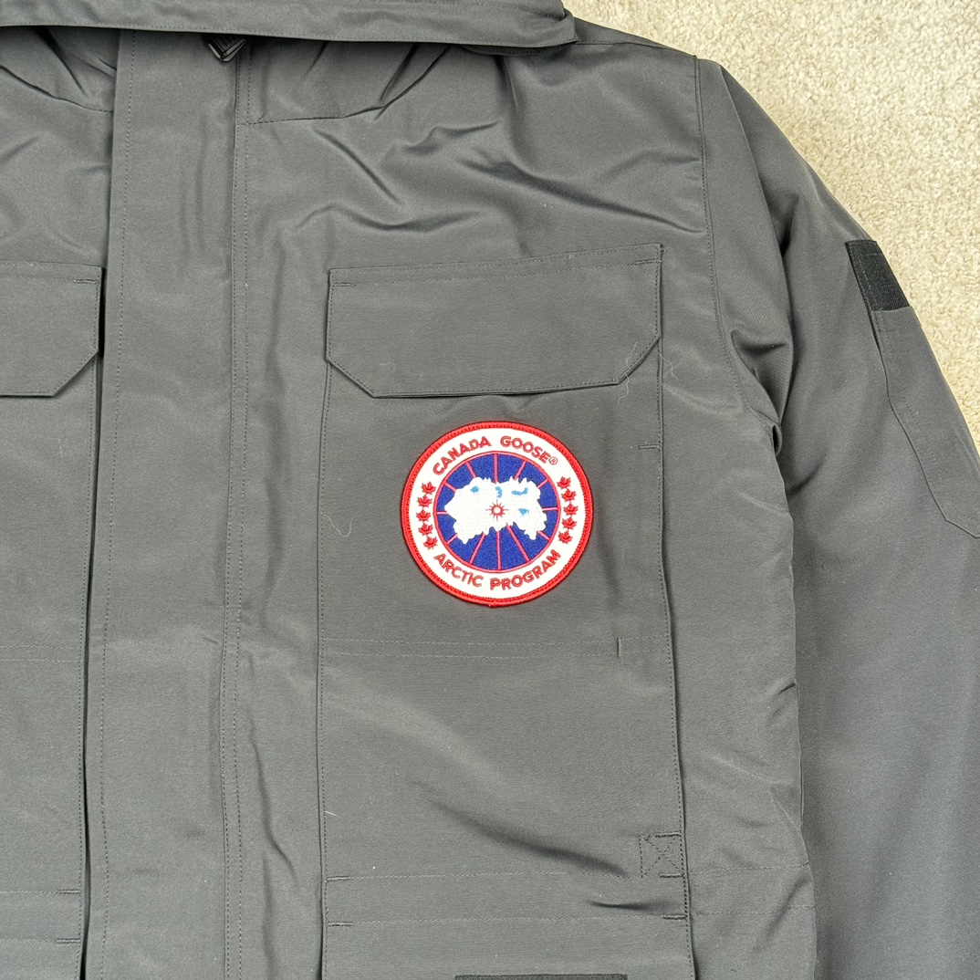 图片[8]-＃纯原 CANADA GOOSE Expedition 4660M加拿大鹅08远征款 派克大衣羽绒服 行业标杆 国内羽绒服天花板 全新改版 升级大量细节 完美还原ZP 大到面料毛领羽绒 小到一针一线一个纽扣都是肉眼可见的细节 市面最接近ZP版本 欢迎客户对比 同行指导 1.今年羽绒依然采用国标80白鸭绒 填充450g（机器格充 电脑设定数值 每件充绒误差不超过10g）不混绒 随意拆开送检 2.独家定制18支面料 ZP一致 采用“Arctic Tech”面料技术外层面料是84.5%的聚酯纤维15.5%棉 里料为100%棉纶 垫料为100%聚酯纤维 持久防水防风抗寒保暖 3.里布采用40D Nylon AC油性胶 单染5级牢度 领口绒布采用原厂高密度丝光绒 口袋布使用弹性高密度摇粒绒 柔软亲肤 胆布采用330T全涤防绒7号针杜绝跑绒 如有跑绒直接白送 4.日本进口JUKI（重机）大型缝纫机专业打枣锁边 完全遵循正品整件衣服106个枣 全身加固 每个枣长度遵循正品 固定1-1.1cm 密度和长度均与正品相同5.吉田YKK原厂拉链 Y形双勾魔术贴 袖口采用定制加厚无缝螺纹 今年袖口螺纹添加高弹氨纶金丝 增加弹性和强度 大到面料 胆布 小到纽扣 抽绳 全部原版定制开发 对标正品 6.进口田岛刺绣机机定制万针刺绣胸标 图案饱满立体 无限接近正品 7.毛领为加拿大进口西郊狼皮制作 春季购入万条顶级毛领 毛领宽度14cm 长度55cm 今年冬天整季毛领品质都会稳定如一 杜绝中后期毛领品质参差不齐情况 8.包装采用立体手提袋包装 卡片一应俱全 送人 自留更有排面 9.所有细节均参照22年最新版正品1：1打板复刻 区别市面错版\\\”一眼假\\\” 尺码：XS S M L XL XXL-选品中心