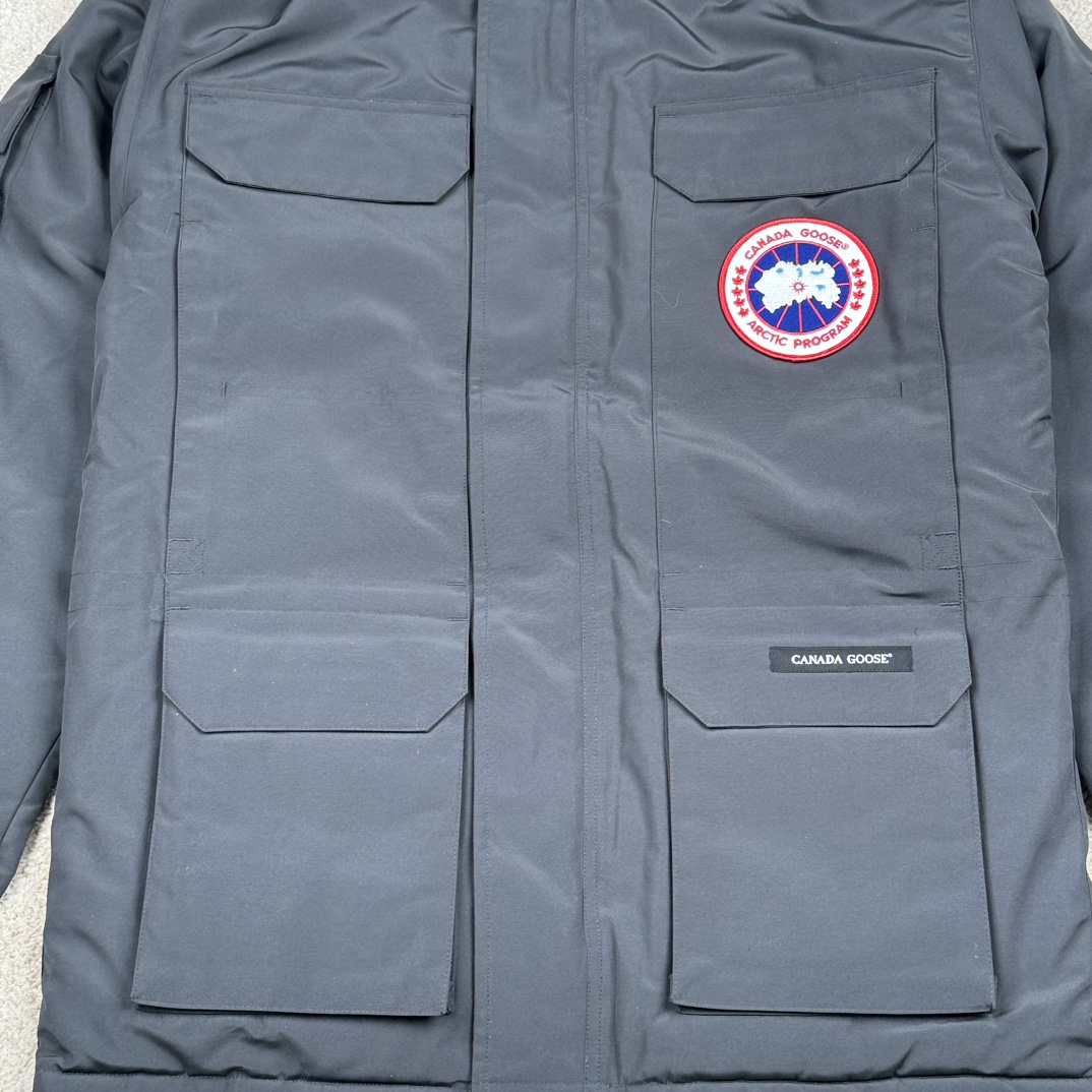 图片[7]-＃纯原 CANADA GOOSE Expedition 4660M加拿大鹅08远征款 派克大衣羽绒服 行业标杆 国内羽绒服天花板 全新改版 升级大量细节 完美还原ZP 大到面料毛领羽绒 小到一针一线一个纽扣都是肉眼可见的细节 市面最接近ZP版本 欢迎客户对比 同行指导 1.今年羽绒依然采用国标80白鸭绒 填充450g（机器格充 电脑设定数值 每件充绒误差不超过10g）不混绒 随意拆开送检 2.独家定制18支面料 ZP一致 采用“Arctic Tech”面料技术外层面料是84.5%的聚酯纤维15.5%棉 里料为100%棉纶 垫料为100%聚酯纤维 持久防水防风抗寒保暖 3.里布采用40D Nylon AC油性胶 单染5级牢度 领口绒布采用原厂高密度丝光绒 口袋布使用弹性高密度摇粒绒 柔软亲肤 胆布采用330T全涤防绒7号针杜绝跑绒 如有跑绒直接白送 4.日本进口JUKI（重机）大型缝纫机专业打枣锁边 完全遵循正品整件衣服106个枣 全身加固 每个枣长度遵循正品 固定1-1.1cm 密度和长度均与正品相同5.吉田YKK原厂拉链 Y形双勾魔术贴 袖口采用定制加厚无缝螺纹 今年袖口螺纹添加高弹氨纶金丝 增加弹性和强度 大到面料 胆布 小到纽扣 抽绳 全部原版定制开发 对标正品 6.进口田岛刺绣机机定制万针刺绣胸标 图案饱满立体 无限接近正品 7.毛领为加拿大进口西郊狼皮制作 春季购入万条顶级毛领 毛领宽度14cm 长度55cm 今年冬天整季毛领品质都会稳定如一 杜绝中后期毛领品质参差不齐情况 8.包装采用立体手提袋包装 卡片一应俱全 送人 自留更有排面 9.所有细节均参照22年最新版正品1：1打板复刻 区别市面错版\\\”一眼假\\\” 尺码：XS S M L XL XXL-选品中心