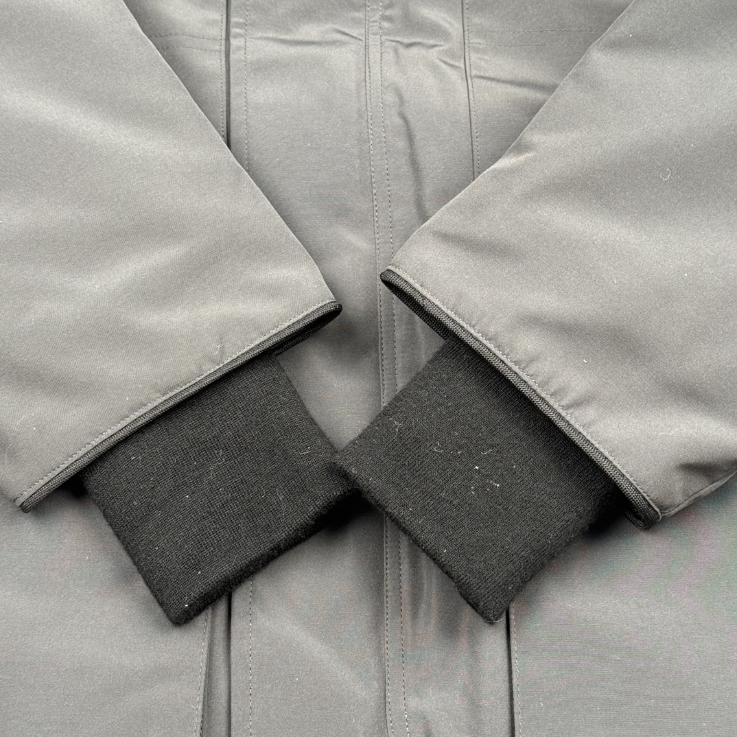 图片[9]-＃纯原 CANADA GOOSE Expedition 4660M加拿大鹅08远征款 派克大衣羽绒服 行业标杆 国内羽绒服天花板 全新改版 升级大量细节 完美还原ZP 大到面料毛领羽绒 小到一针一线一个纽扣都是肉眼可见的细节 市面最接近ZP版本 欢迎客户对比 同行指导 1.今年羽绒依然采用国标80白鸭绒 填充450g（机器格充 电脑设定数值 每件充绒误差不超过10g）不混绒 随意拆开送检 2.独家定制18支面料 ZP一致 采用“Arctic Tech”面料技术外层面料是84.5%的聚酯纤维15.5%棉 里料为100%棉纶 垫料为100%聚酯纤维 持久防水防风抗寒保暖 3.里布采用40D Nylon AC油性胶 单染5级牢度 领口绒布采用原厂高密度丝光绒 口袋布使用弹性高密度摇粒绒 柔软亲肤 胆布采用330T全涤防绒7号针杜绝跑绒 如有跑绒直接白送 4.日本进口JUKI（重机）大型缝纫机专业打枣锁边 完全遵循正品整件衣服106个枣 全身加固 每个枣长度遵循正品 固定1-1.1cm 密度和长度均与正品相同5.吉田YKK原厂拉链 Y形双勾魔术贴 袖口采用定制加厚无缝螺纹 今年袖口螺纹添加高弹氨纶金丝 增加弹性和强度 大到面料 胆布 小到纽扣 抽绳 全部原版定制开发 对标正品 6.进口田岛刺绣机机定制万针刺绣胸标 图案饱满立体 无限接近正品 7.毛领为加拿大进口西郊狼皮制作 春季购入万条顶级毛领 毛领宽度14cm 长度55cm 今年冬天整季毛领品质都会稳定如一 杜绝中后期毛领品质参差不齐情况 8.包装采用立体手提袋包装 卡片一应俱全 送人 自留更有排面 9.所有细节均参照22年最新版正品1：1打板复刻 区别市面错版\\\”一眼假\\\” 尺码：XS S M L XL XXL-选品中心