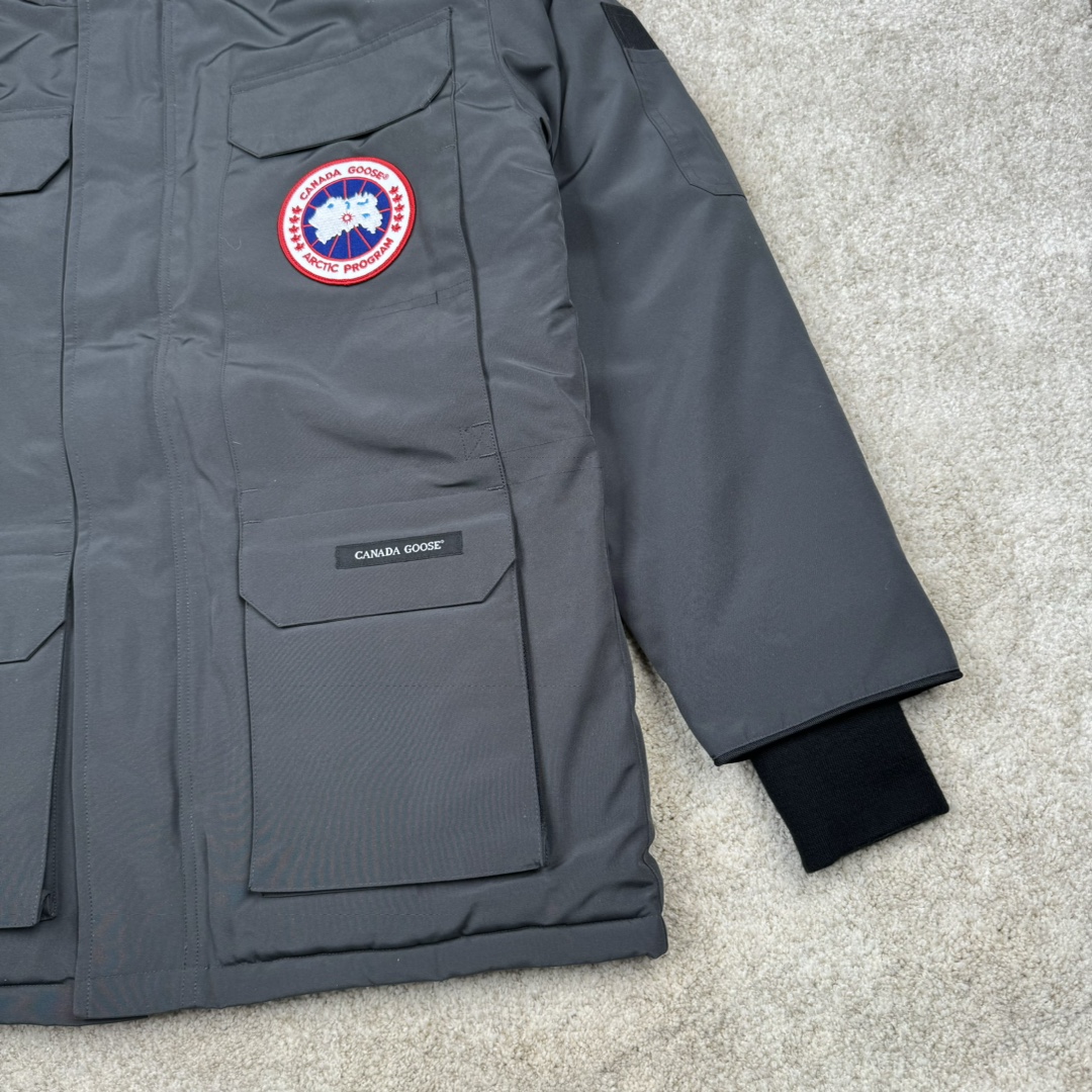 图片[6]-＃纯原 CANADA GOOSE Expedition 4660M加拿大鹅08远征款 派克大衣羽绒服 行业标杆 国内羽绒服天花板 全新改版 升级大量细节 完美还原ZP 大到面料毛领羽绒 小到一针一线一个纽扣都是肉眼可见的细节 市面最接近ZP版本 欢迎客户对比 同行指导 1.今年羽绒依然采用国标80白鸭绒 填充450g（机器格充 电脑设定数值 每件充绒误差不超过10g）不混绒 随意拆开送检 2.独家定制18支面料 ZP一致 采用“Arctic Tech”面料技术外层面料是84.5%的聚酯纤维15.5%棉 里料为100%棉纶 垫料为100%聚酯纤维 持久防水防风抗寒保暖 3.里布采用40D Nylon AC油性胶 单染5级牢度 领口绒布采用原厂高密度丝光绒 口袋布使用弹性高密度摇粒绒 柔软亲肤 胆布采用330T全涤防绒7号针杜绝跑绒 如有跑绒直接白送 4.日本进口JUKI（重机）大型缝纫机专业打枣锁边 完全遵循正品整件衣服106个枣 全身加固 每个枣长度遵循正品 固定1-1.1cm 密度和长度均与正品相同5.吉田YKK原厂拉链 Y形双勾魔术贴 袖口采用定制加厚无缝螺纹 今年袖口螺纹添加高弹氨纶金丝 增加弹性和强度 大到面料 胆布 小到纽扣 抽绳 全部原版定制开发 对标正品 6.进口田岛刺绣机机定制万针刺绣胸标 图案饱满立体 无限接近正品 7.毛领为加拿大进口西郊狼皮制作 春季购入万条顶级毛领 毛领宽度14cm 长度55cm 今年冬天整季毛领品质都会稳定如一 杜绝中后期毛领品质参差不齐情况 8.包装采用立体手提袋包装 卡片一应俱全 送人 自留更有排面 9.所有细节均参照22年最新版正品1：1打板复刻 区别市面错版\\\”一眼假\\\” 尺码：XS S M L XL XXL-选品中心