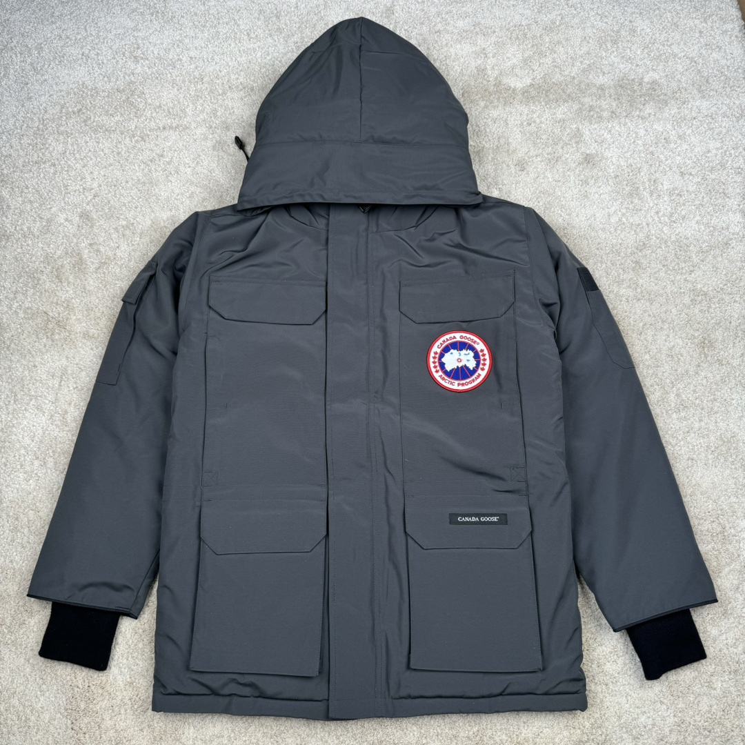 图片[3]-＃纯原 CANADA GOOSE Expedition 4660M加拿大鹅08远征款 派克大衣羽绒服 行业标杆 国内羽绒服天花板 全新改版 升级大量细节 完美还原ZP 大到面料毛领羽绒 小到一针一线一个纽扣都是肉眼可见的细节 市面最接近ZP版本 欢迎客户对比 同行指导 1.今年羽绒依然采用国标80白鸭绒 填充450g（机器格充 电脑设定数值 每件充绒误差不超过10g）不混绒 随意拆开送检 2.独家定制18支面料 ZP一致 采用“Arctic Tech”面料技术外层面料是84.5%的聚酯纤维15.5%棉 里料为100%棉纶 垫料为100%聚酯纤维 持久防水防风抗寒保暖 3.里布采用40D Nylon AC油性胶 单染5级牢度 领口绒布采用原厂高密度丝光绒 口袋布使用弹性高密度摇粒绒 柔软亲肤 胆布采用330T全涤防绒7号针杜绝跑绒 如有跑绒直接白送 4.日本进口JUKI（重机）大型缝纫机专业打枣锁边 完全遵循正品整件衣服106个枣 全身加固 每个枣长度遵循正品 固定1-1.1cm 密度和长度均与正品相同5.吉田YKK原厂拉链 Y形双勾魔术贴 袖口采用定制加厚无缝螺纹 今年袖口螺纹添加高弹氨纶金丝 增加弹性和强度 大到面料 胆布 小到纽扣 抽绳 全部原版定制开发 对标正品 6.进口田岛刺绣机机定制万针刺绣胸标 图案饱满立体 无限接近正品 7.毛领为加拿大进口西郊狼皮制作 春季购入万条顶级毛领 毛领宽度14cm 长度55cm 今年冬天整季毛领品质都会稳定如一 杜绝中后期毛领品质参差不齐情况 8.包装采用立体手提袋包装 卡片一应俱全 送人 自留更有排面 9.所有细节均参照22年最新版正品1：1打板复刻 区别市面错版\\\”一眼假\\\” 尺码：XS S M L XL XXL-选品中心