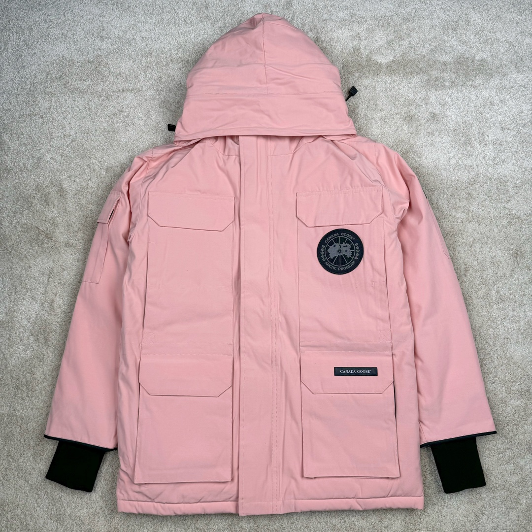 图片[6]-＃纯原 CANADA GOOSE Expedition 4660M加拿大鹅08远征款 派克大衣羽绒服 行业标杆 国内羽绒服天花板 全新改版 升级大量细节 完美还原ZP 大到面料毛领羽绒 小到一针一线一个纽扣都是肉眼可见的细节 市面最接近ZP版本 欢迎客户对比 同行指导 1.今年羽绒依然采用国标80白鸭绒 填充450g（机器格充 电脑设定数值 每件充绒误差不超过10g）不混绒 随意拆开送检 2.独家定制18支面料 ZP一致 采用“Arctic Tech”面料技术外层面料是84.5%的聚酯纤维15.5%棉 里料为100%棉纶 垫料为100%聚酯纤维 持久防水防风抗寒保暖 3.里布采用40D Nylon AC油性胶 单染5级牢度 领口绒布采用原厂高密度丝光绒 口袋布使用弹性高密度摇粒绒 柔软亲肤 胆布采用330T全涤防绒7号针杜绝跑绒 如有跑绒直接白送 4.日本进口JUKI（重机）大型缝纫机专业打枣锁边 完全遵循正品整件衣服106个枣 全身加固 每个枣长度遵循正品 固定1-1.1cm 密度和长度均与正品相同5.吉田YKK原厂拉链 Y形双勾魔术贴 袖口采用定制加厚无缝螺纹 今年袖口螺纹添加高弹氨纶金丝 增加弹性和强度 大到面料 胆布 小到纽扣 抽绳 全部原版定制开发 对标正品 6.进口田岛刺绣机机定制万针刺绣胸标 图案饱满立体 无限接近正品 7.毛领为加拿大进口西郊狼皮制作 春季购入万条顶级毛领 毛领宽度14cm 长度55cm 今年冬天整季毛领品质都会稳定如一 杜绝中后期毛领品质参差不齐情况 8.包装采用立体手提袋包装 卡片一应俱全 送人 自留更有排面 9.所有细节均参照22年最新版正品1：1打板复刻 区别市面错版\\\”一眼假\\\” 尺码：XS S M L XL XXL-选品中心