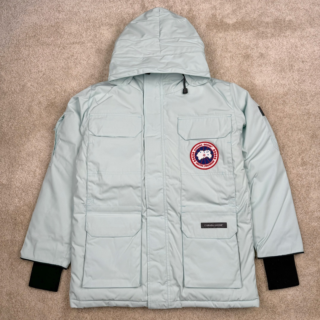 图片[7]-＃纯原 CANADA GOOSE Expedition 4660M加拿大鹅08远征款 派克大衣羽绒服 行业标杆 国内羽绒服天花板 全新改版 升级大量细节 完美还原ZP 大到面料毛领羽绒 小到一针一线一个纽扣都是肉眼可见的细节 市面最接近ZP版本 欢迎客户对比 同行指导 1.今年羽绒依然采用国标80白鸭绒 填充450g（机器格充 电脑设定数值 每件充绒误差不超过10g）不混绒 随意拆开送检 2.独家定制18支面料 ZP一致 采用“Arctic Tech”面料技术外层面料是84.5%的聚酯纤维15.5%棉 里料为100%棉纶 垫料为100%聚酯纤维 持久防水防风抗寒保暖 3.里布采用40D Nylon AC油性胶 单染5级牢度 领口绒布采用原厂高密度丝光绒 口袋布使用弹性高密度摇粒绒 柔软亲肤 胆布采用330T全涤防绒7号针杜绝跑绒 如有跑绒直接白送 4.日本进口JUKI（重机）大型缝纫机专业打枣锁边 完全遵循正品整件衣服106个枣 全身加固 每个枣长度遵循正品 固定1-1.1cm 密度和长度均与正品相同5.吉田YKK原厂拉链 Y形双勾魔术贴 袖口采用定制加厚无缝螺纹 今年袖口螺纹添加高弹氨纶金丝 增加弹性和强度 大到面料 胆布 小到纽扣 抽绳 全部原版定制开发 对标正品 6.进口田岛刺绣机机定制万针刺绣胸标 图案饱满立体 无限接近正品 7.毛领为加拿大进口西郊狼皮制作 春季购入万条顶级毛领 毛领宽度14cm 长度55cm 今年冬天整季毛领品质都会稳定如一 杜绝中后期毛领品质参差不齐情况 8.包装采用立体手提袋包装 卡片一应俱全 送人 自留更有排面 9.所有细节均参照22年最新版正品1：1打板复刻 区别市面错版\\\”一眼假\\\” 尺码：XS S M L XL XXL-选品中心