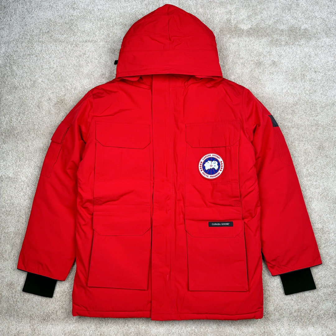 图片[9]-＃纯原 CANADA GOOSE Expedition 4660M加拿大鹅08远征款 派克大衣羽绒服 行业标杆 国内羽绒服天花板 全新改版 升级大量细节 完美还原ZP 大到面料毛领羽绒 小到一针一线一个纽扣都是肉眼可见的细节 市面最接近ZP版本 欢迎客户对比 同行指导 1.今年羽绒依然采用国标80白鸭绒 填充450g（机器格充 电脑设定数值 每件充绒误差不超过10g）不混绒 随意拆开送检 2.独家定制18支面料 ZP一致 采用“Arctic Tech”面料技术外层面料是84.5%的聚酯纤维15.5%棉 里料为100%棉纶 垫料为100%聚酯纤维 持久防水防风抗寒保暖 3.里布采用40D Nylon AC油性胶 单染5级牢度 领口绒布采用原厂高密度丝光绒 口袋布使用弹性高密度摇粒绒 柔软亲肤 胆布采用330T全涤防绒7号针杜绝跑绒 如有跑绒直接白送 4.日本进口JUKI（重机）大型缝纫机专业打枣锁边 完全遵循正品整件衣服106个枣 全身加固 每个枣长度遵循正品 固定1-1.1cm 密度和长度均与正品相同5.吉田YKK原厂拉链 Y形双勾魔术贴 袖口采用定制加厚无缝螺纹 今年袖口螺纹添加高弹氨纶金丝 增加弹性和强度 大到面料 胆布 小到纽扣 抽绳 全部原版定制开发 对标正品 6.进口田岛刺绣机机定制万针刺绣胸标 图案饱满立体 无限接近正品 7.毛领为加拿大进口西郊狼皮制作 春季购入万条顶级毛领 毛领宽度14cm 长度55cm 今年冬天整季毛领品质都会稳定如一 杜绝中后期毛领品质参差不齐情况 8.包装采用立体手提袋包装 卡片一应俱全 送人 自留更有排面 9.所有细节均参照22年最新版正品1：1打板复刻 区别市面错版\\\”一眼假\\\” 尺码：XS S M L XL XXL-选品中心