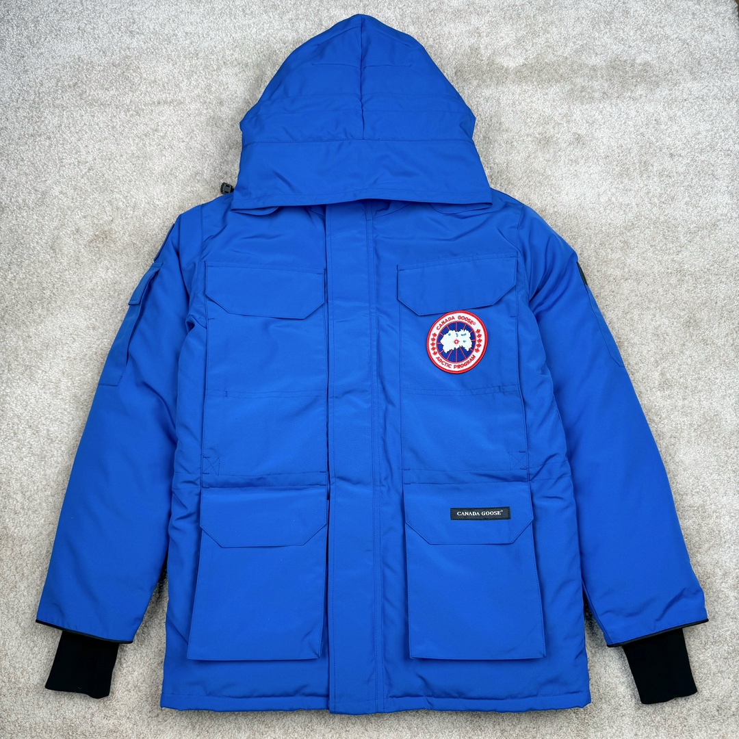 图片[8]-＃纯原 CANADA GOOSE Expedition 4660M加拿大鹅08远征款 派克大衣羽绒服 行业标杆 国内羽绒服天花板 全新改版 升级大量细节 完美还原ZP 大到面料毛领羽绒 小到一针一线一个纽扣都是肉眼可见的细节 市面最接近ZP版本 欢迎客户对比 同行指导 1.今年羽绒依然采用国标80白鸭绒 填充450g（机器格充 电脑设定数值 每件充绒误差不超过10g）不混绒 随意拆开送检 2.独家定制18支面料 ZP一致 采用“Arctic Tech”面料技术外层面料是84.5%的聚酯纤维15.5%棉 里料为100%棉纶 垫料为100%聚酯纤维 持久防水防风抗寒保暖 3.里布采用40D Nylon AC油性胶 单染5级牢度 领口绒布采用原厂高密度丝光绒 口袋布使用弹性高密度摇粒绒 柔软亲肤 胆布采用330T全涤防绒7号针杜绝跑绒 如有跑绒直接白送 4.日本进口JUKI（重机）大型缝纫机专业打枣锁边 完全遵循正品整件衣服106个枣 全身加固 每个枣长度遵循正品 固定1-1.1cm 密度和长度均与正品相同5.吉田YKK原厂拉链 Y形双勾魔术贴 袖口采用定制加厚无缝螺纹 今年袖口螺纹添加高弹氨纶金丝 增加弹性和强度 大到面料 胆布 小到纽扣 抽绳 全部原版定制开发 对标正品 6.进口田岛刺绣机机定制万针刺绣胸标 图案饱满立体 无限接近正品 7.毛领为加拿大进口西郊狼皮制作 春季购入万条顶级毛领 毛领宽度14cm 长度55cm 今年冬天整季毛领品质都会稳定如一 杜绝中后期毛领品质参差不齐情况 8.包装采用立体手提袋包装 卡片一应俱全 送人 自留更有排面 9.所有细节均参照22年最新版正品1：1打板复刻 区别市面错版\\\”一眼假\\\” 尺码：XS S M L XL XXL-选品中心