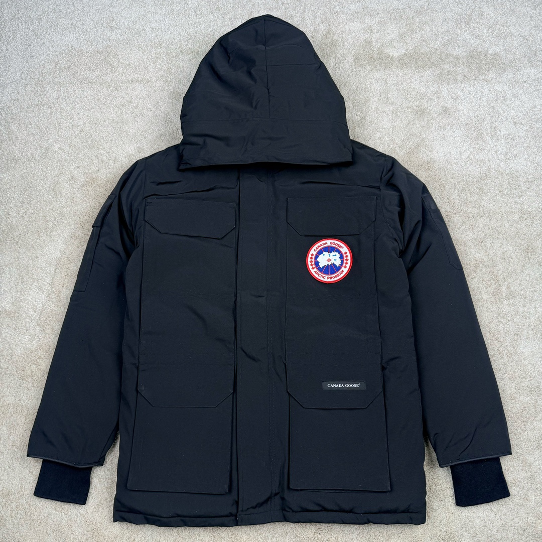 ＃纯原 CANADA GOOSE Expedition 4660M加拿大鹅08远征款 派克大衣羽绒服 行业标杆 国内羽绒服天花板 全新改版 升级大量细节 完美还原ZP 大到面料毛领羽绒 小到一针一线一个纽扣都是肉眼可见的细节 市面最接近ZP版本 欢迎客户对比 同行指导 1.今年羽绒依然采用国标80白鸭绒 填充450g（机器格充 电脑设定数值 每件充绒误差不超过10g）不混绒 随意拆开送检 2.独家定制18支面料 ZP一致 采用“Arctic Tech”面料技术外层面料是84.5%的聚酯纤维15.5%棉 里料为100%棉纶 垫料为100%聚酯纤维 持久防水防风抗寒保暖 3.里布采用40D Nylon AC油性胶 单染5级牢度 领口绒布采用原厂高密度丝光绒 口袋布使用弹性高密度摇粒绒 柔软亲肤 胆布采用330T全涤防绒7号针杜绝跑绒 如有跑绒直接白送 4.日本进口JUKI（重机）大型缝纫机专业打枣锁边 完全遵循正品整件衣服106个枣 全身加固 每个枣长度遵循正品 固定1-1.1cm 密度和长度均与正品相同5.吉田YKK原厂拉链 Y形双勾魔术贴 袖口采用定制加厚无缝螺纹 今年袖口螺纹添加高弹氨纶金丝 增加弹性和强度 大到面料 胆布 小到纽扣 抽绳 全部原版定制开发 对标正品 6.进口田岛刺绣机机定制万针刺绣胸标 图案饱满立体 无限接近正品 7.毛领为加拿大进口西郊狼皮制作 春季购入万条顶级毛领 毛领宽度14cm 长度55cm 今年冬天整季毛领品质都会稳定如一 杜绝中后期毛领品质参差不齐情况 8.包装采用立体手提袋包装 卡片一应俱全 送人 自留更有排面 9.所有细节均参照22年最新版正品1：1打板复刻 区别市面错版\\\”一眼假\\\” 尺码：XS S M L XL XXL-选品中心