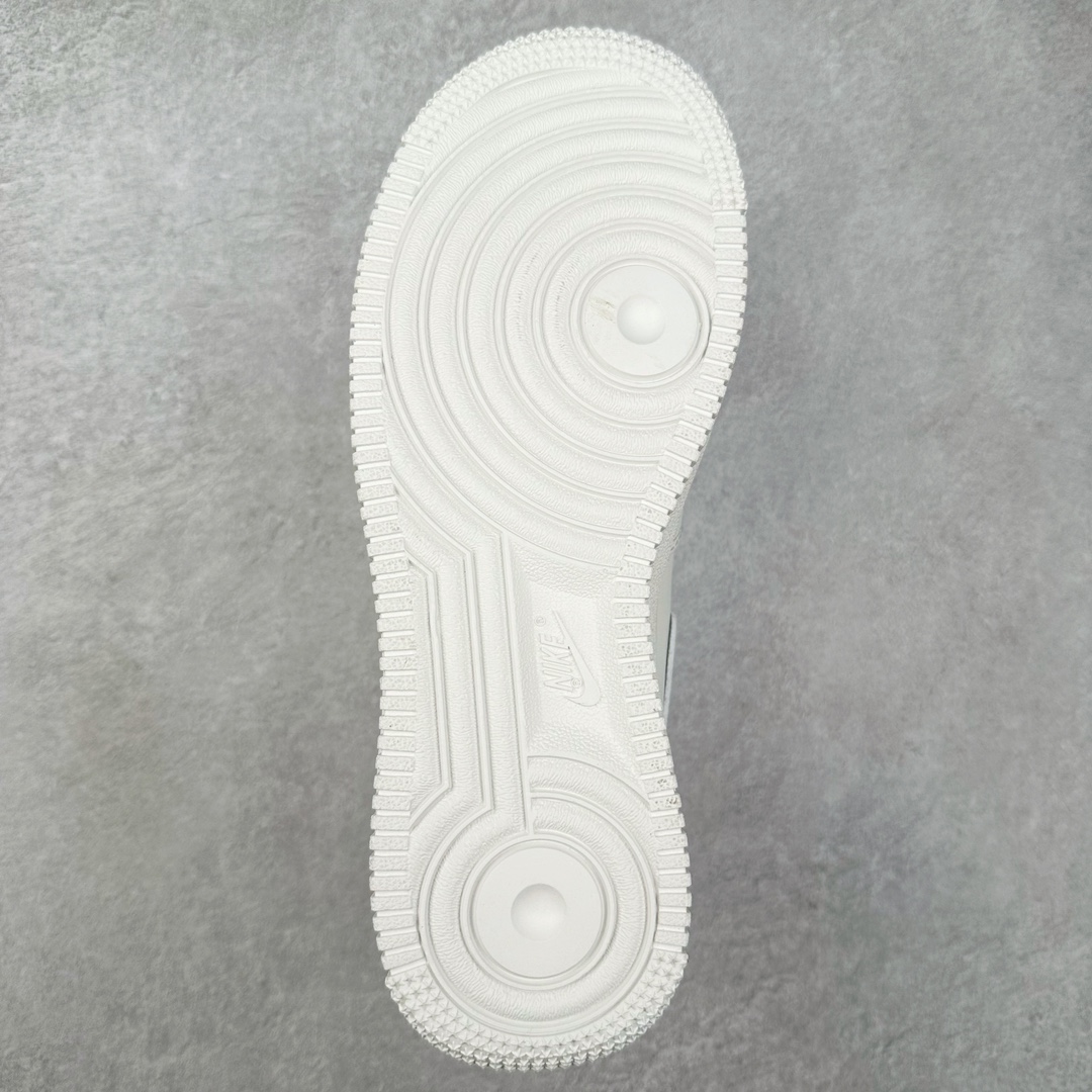 图片[9]-＃特价福利 NK Air Force 1 Mid 空军一号中帮高帮百搭休闲运动板鞋 全白 315123-111 全网最具性价比版本没有之一 2022全新楦头鞋型 鱼鳞大底 历时开发三个月 清洁度完美 二维码鞋标 内置芯片及solo气垫 大底高度及其弧度依照正品 钢印 logo刺绣 鞋口弧度 鞋头长度 鞋面冲孔 鞋垫背胶及钢印 完美鞋型对比正品 每一处都是细节满满 尺码：36 36.5 37.5 38 38.5 39 40 40.5 41 42 42.5 43 44 44.5 45 46-选品中心