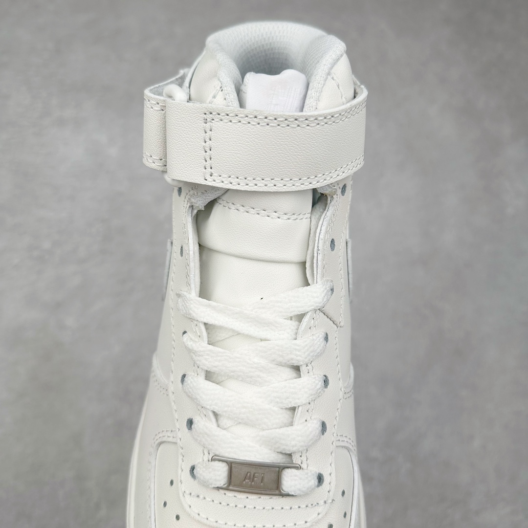 图片[5]-＃特价福利 NK Air Force 1 Mid 空军一号中帮高帮百搭休闲运动板鞋 全白 315123-111 全网最具性价比版本没有之一 2022全新楦头鞋型 鱼鳞大底 历时开发三个月 清洁度完美 二维码鞋标 内置芯片及solo气垫 大底高度及其弧度依照正品 钢印 logo刺绣 鞋口弧度 鞋头长度 鞋面冲孔 鞋垫背胶及钢印 完美鞋型对比正品 每一处都是细节满满 尺码：36 36.5 37.5 38 38.5 39 40 40.5 41 42 42.5 43 44 44.5 45 46-选品中心