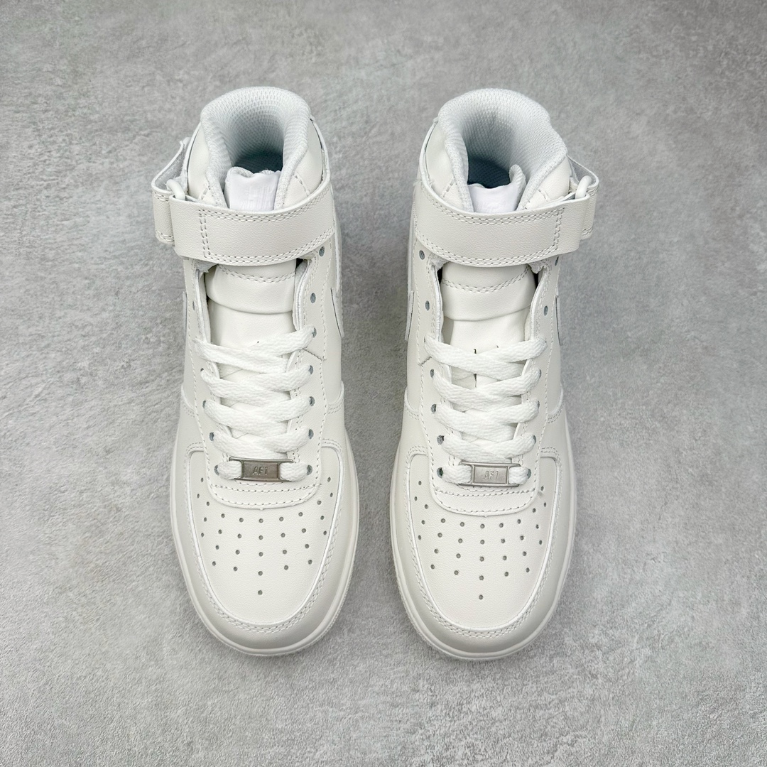图片[2]-＃特价福利 NK Air Force 1 Mid 空军一号中帮高帮百搭休闲运动板鞋 全白 315123-111 全网最具性价比版本没有之一 2022全新楦头鞋型 鱼鳞大底 历时开发三个月 清洁度完美 二维码鞋标 内置芯片及solo气垫 大底高度及其弧度依照正品 钢印 logo刺绣 鞋口弧度 鞋头长度 鞋面冲孔 鞋垫背胶及钢印 完美鞋型对比正品 每一处都是细节满满 尺码：36 36.5 37.5 38 38.5 39 40 40.5 41 42 42.5 43 44 44.5 45 46-选品中心