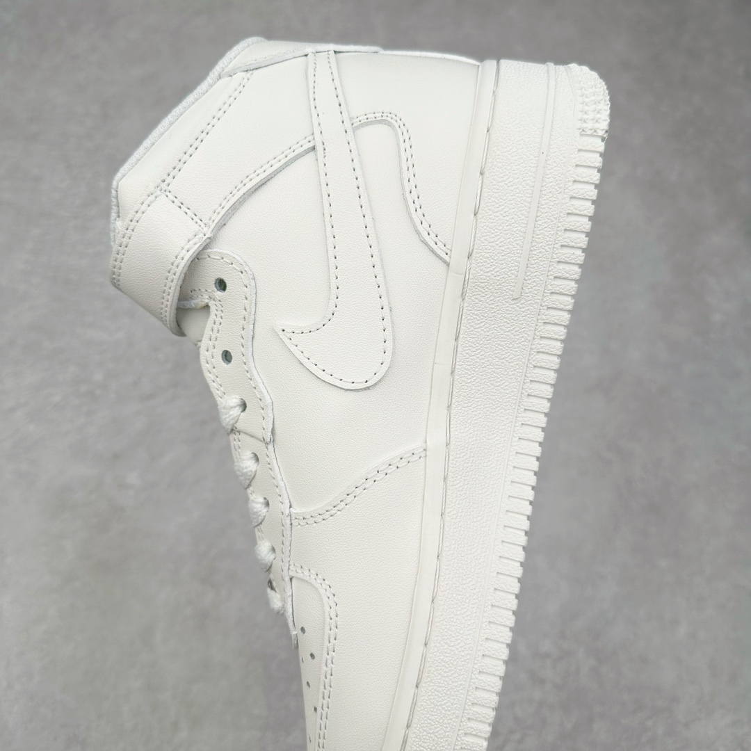 图片[7]-＃特价福利 NK Air Force 1 Mid 空军一号中帮高帮百搭休闲运动板鞋 全白 315123-111 全网最具性价比版本没有之一 2022全新楦头鞋型 鱼鳞大底 历时开发三个月 清洁度完美 二维码鞋标 内置芯片及solo气垫 大底高度及其弧度依照正品 钢印 logo刺绣 鞋口弧度 鞋头长度 鞋面冲孔 鞋垫背胶及钢印 完美鞋型对比正品 每一处都是细节满满 尺码：36 36.5 37.5 38 38.5 39 40 40.5 41 42 42.5 43 44 44.5 45 46-选品中心