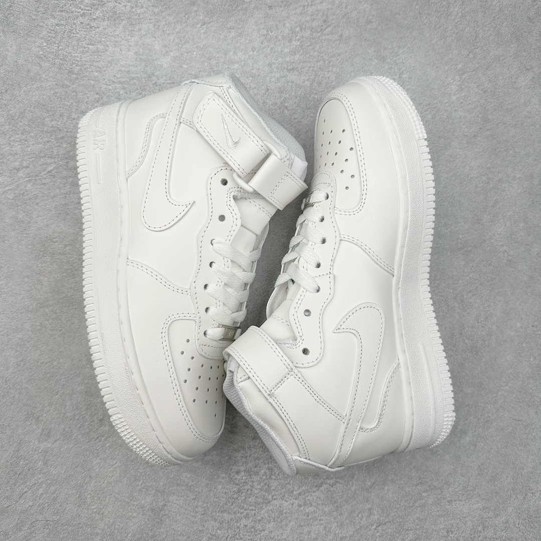 图片[3]-＃特价福利 NK Air Force 1 Mid 空军一号中帮高帮百搭休闲运动板鞋 全白 315123-111 全网最具性价比版本没有之一 2022全新楦头鞋型 鱼鳞大底 历时开发三个月 清洁度完美 二维码鞋标 内置芯片及solo气垫 大底高度及其弧度依照正品 钢印 logo刺绣 鞋口弧度 鞋头长度 鞋面冲孔 鞋垫背胶及钢印 完美鞋型对比正品 每一处都是细节满满 尺码：36 36.5 37.5 38 38.5 39 40 40.5 41 42 42.5 43 44 44.5 45 46-选品中心