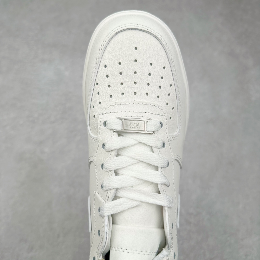 图片[4]-＃特价福利 NK Air Force 1 Mid 空军一号中帮高帮百搭休闲运动板鞋 全白 315123-111 全网最具性价比版本没有之一 2022全新楦头鞋型 鱼鳞大底 历时开发三个月 清洁度完美 二维码鞋标 内置芯片及solo气垫 大底高度及其弧度依照正品 钢印 logo刺绣 鞋口弧度 鞋头长度 鞋面冲孔 鞋垫背胶及钢印 完美鞋型对比正品 每一处都是细节满满 尺码：36 36.5 37.5 38 38.5 39 40 40.5 41 42 42.5 43 44 44.5 45 46-选品中心