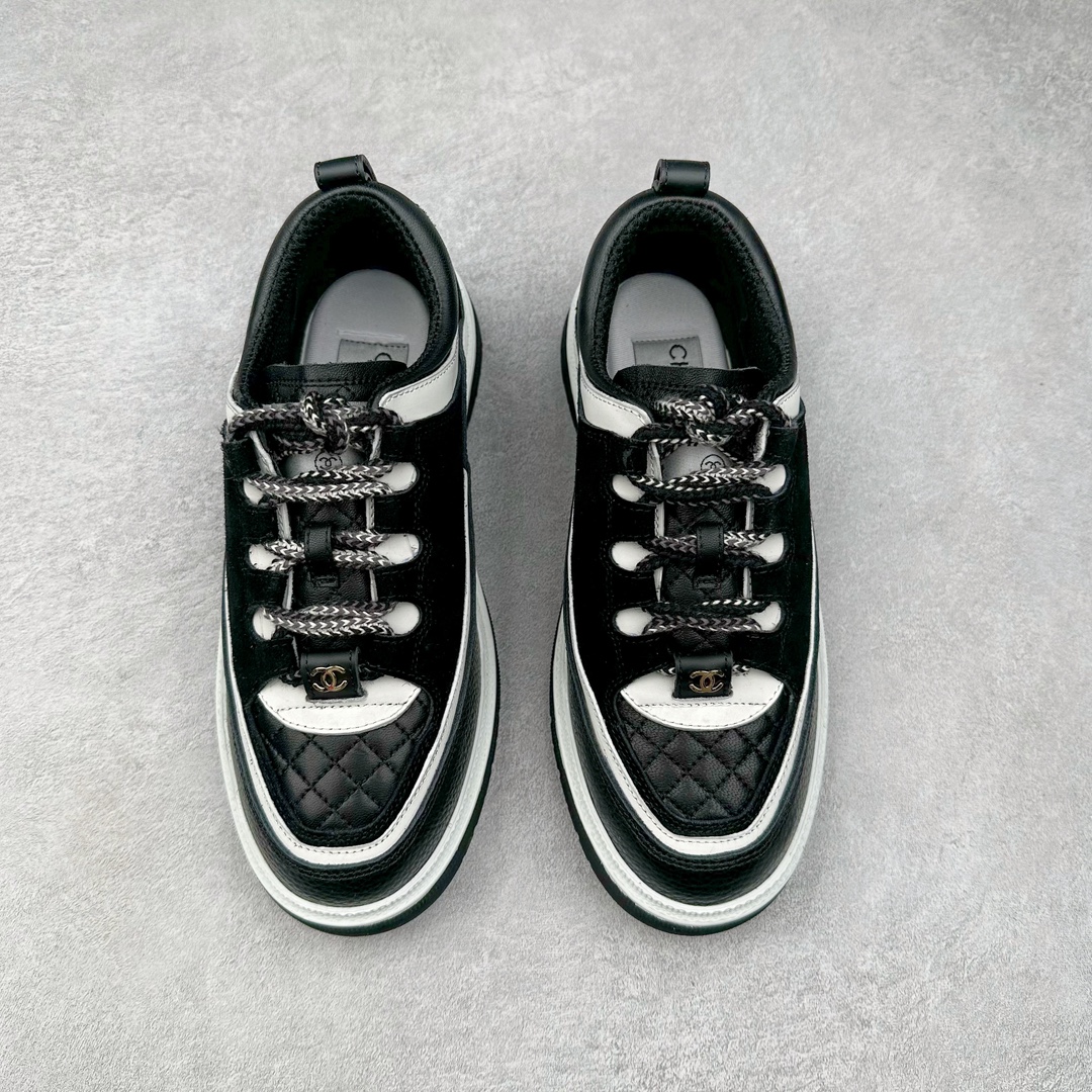 图片[2]-Chanel香奈儿 2025C 最新米兰走秀爆款 厚底老爹运动鞋 原版开发1-1复刻 官方同步 25款官方最新包装 花纹礼盒包装 小香早春度假新款 双C方圆头系带休闲鞋 潮鞋 此款绝对是小香这一季最火的存在 专柜根本就买不到系列 恨不得焊在脚上系列 好穿又个性 跟以往风格不同 没有大大的Logo 低调且高级感满满 轻英伦风的方头➕菱格的柔和 完美的融合在一起 有一种1️⃣➕1️⃣大于3的感觉 经典的撞色搭配 出彩且不突兀 搭配 短裙 短裤 牛仔 潮服 时尚感瞬间提升好几个档次 【采用牛皮拼接牛反绒 内里透气网面 原版开模𝐓𝐏𝐔大底 增高𝟒𝐂𝐌】 货号： G397922631 Sizc： 35 36 37 38 39 40-选品中心