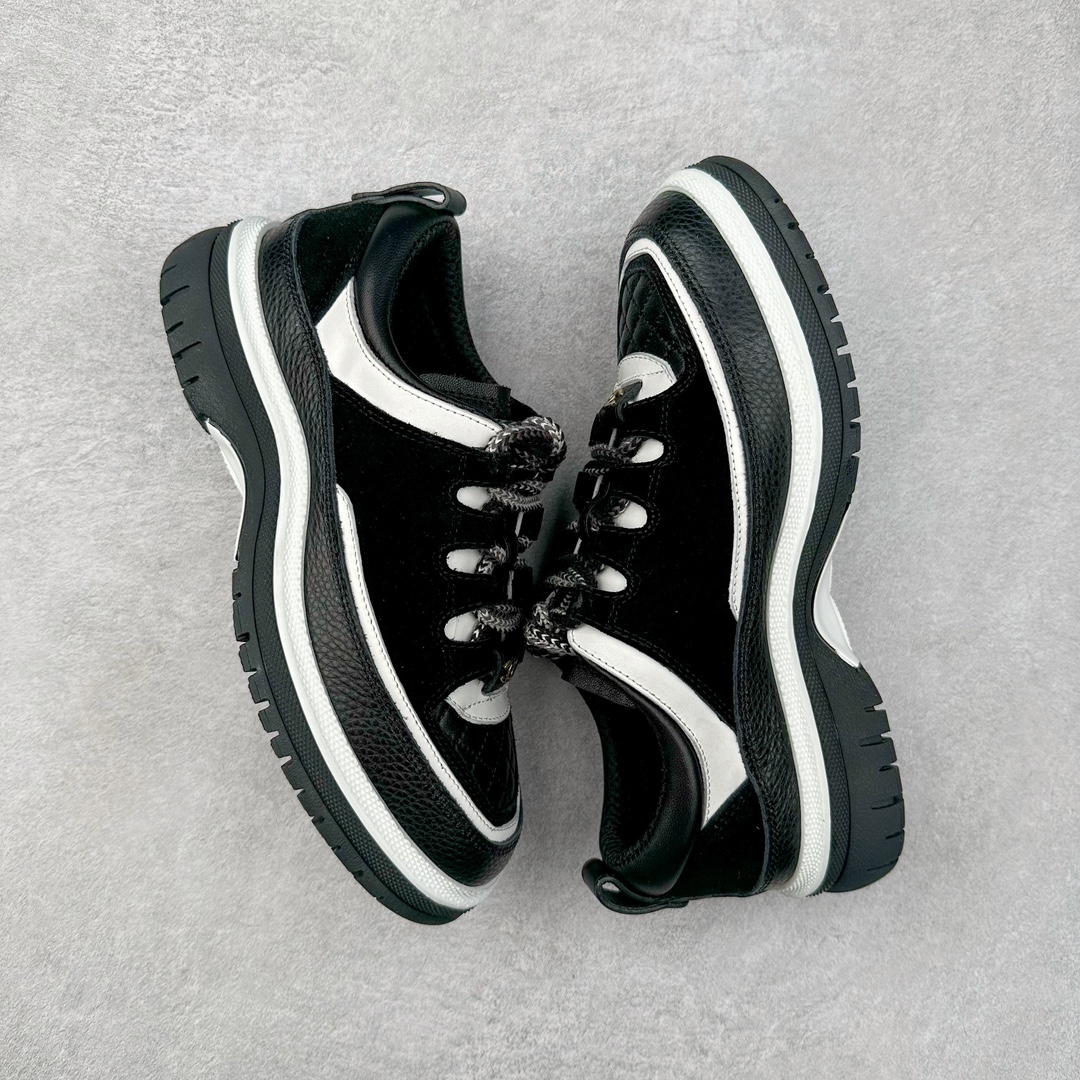 图片[3]-Chanel香奈儿 2025C 最新米兰走秀爆款 厚底老爹运动鞋 原版开发1-1复刻 官方同步 25款官方最新包装 花纹礼盒包装 小香早春度假新款 双C方圆头系带休闲鞋 潮鞋 此款绝对是小香这一季最火的存在 专柜根本就买不到系列 恨不得焊在脚上系列 好穿又个性 跟以往风格不同 没有大大的Logo 低调且高级感满满 轻英伦风的方头➕菱格的柔和 完美的融合在一起 有一种1️⃣➕1️⃣大于3的感觉 经典的撞色搭配 出彩且不突兀 搭配 短裙 短裤 牛仔 潮服 时尚感瞬间提升好几个档次 【采用牛皮拼接牛反绒 内里透气网面 原版开模𝐓𝐏𝐔大底 增高𝟒𝐂𝐌】 货号： G397922631 Sizc： 35 36 37 38 39 40-选品中心