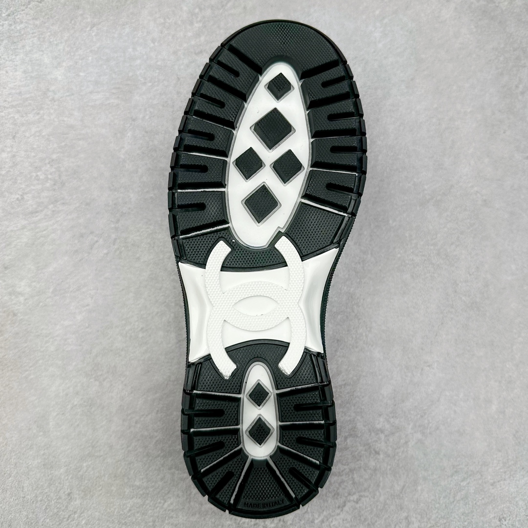 图片[9]-Chanel香奈儿 2025C 最新米兰走秀爆款 厚底老爹运动鞋 原版开发1-1复刻 官方同步 25款官方最新包装 花纹礼盒包装 小香早春度假新款 双C方圆头系带休闲鞋 潮鞋 此款绝对是小香这一季最火的存在 专柜根本就买不到系列 恨不得焊在脚上系列 好穿又个性 跟以往风格不同 没有大大的Logo 低调且高级感满满 轻英伦风的方头➕菱格的柔和 完美的融合在一起 有一种1️⃣➕1️⃣大于3的感觉 经典的撞色搭配 出彩且不突兀 搭配 短裙 短裤 牛仔 潮服 时尚感瞬间提升好几个档次 【采用牛皮拼接牛反绒 内里透气网面 原版开模𝐓𝐏𝐔大底 增高𝟒𝐂𝐌】 货号： G397922631 Sizc： 35 36 37 38 39 40-选品中心