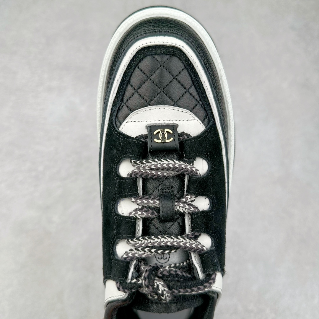 图片[4]-Chanel香奈儿 2025C 最新米兰走秀爆款 厚底老爹运动鞋 原版开发1-1复刻 官方同步 25款官方最新包装 花纹礼盒包装 小香早春度假新款 双C方圆头系带休闲鞋 潮鞋 此款绝对是小香这一季最火的存在 专柜根本就买不到系列 恨不得焊在脚上系列 好穿又个性 跟以往风格不同 没有大大的Logo 低调且高级感满满 轻英伦风的方头➕菱格的柔和 完美的融合在一起 有一种1️⃣➕1️⃣大于3的感觉 经典的撞色搭配 出彩且不突兀 搭配 短裙 短裤 牛仔 潮服 时尚感瞬间提升好几个档次 【采用牛皮拼接牛反绒 内里透气网面 原版开模𝐓𝐏𝐔大底 增高𝟒𝐂𝐌】 货号： G397922631 Sizc： 35 36 37 38 39 40-选品中心