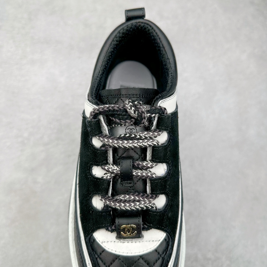 图片[5]-Chanel香奈儿 2025C 最新米兰走秀爆款 厚底老爹运动鞋 原版开发1-1复刻 官方同步 25款官方最新包装 花纹礼盒包装 小香早春度假新款 双C方圆头系带休闲鞋 潮鞋 此款绝对是小香这一季最火的存在 专柜根本就买不到系列 恨不得焊在脚上系列 好穿又个性 跟以往风格不同 没有大大的Logo 低调且高级感满满 轻英伦风的方头➕菱格的柔和 完美的融合在一起 有一种1️⃣➕1️⃣大于3的感觉 经典的撞色搭配 出彩且不突兀 搭配 短裙 短裤 牛仔 潮服 时尚感瞬间提升好几个档次 【采用牛皮拼接牛反绒 内里透气网面 原版开模𝐓𝐏𝐔大底 增高𝟒𝐂𝐌】 货号： G397922631 Sizc： 35 36 37 38 39 40-选品中心