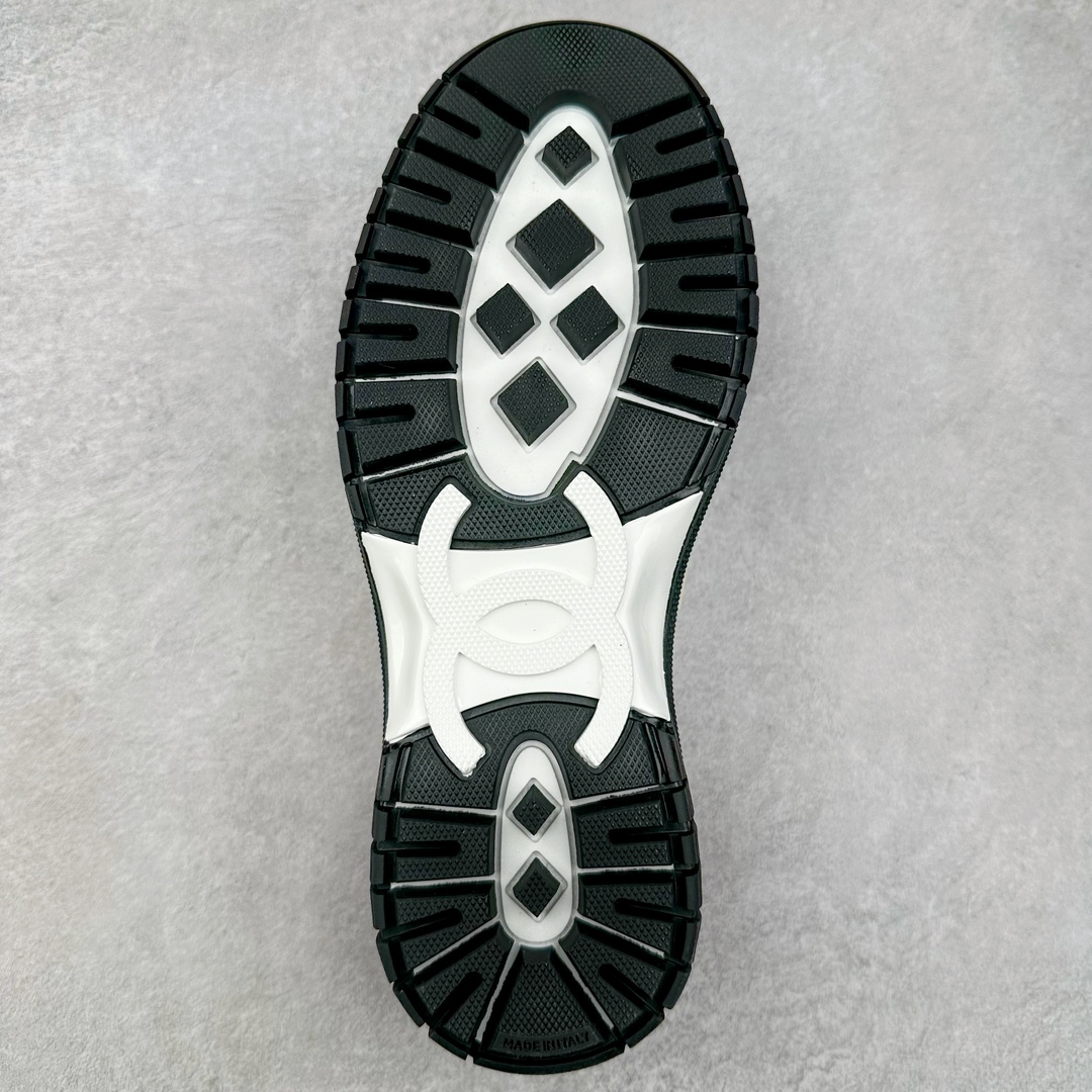 图片[9]-Chanel香奈儿 2025C 最新米兰走秀爆款 厚底老爹运动鞋 原版开发1-1复刻 官方同步 25款官方最新包装 花纹礼盒包装 小香早春度假新款 双C方圆头系带休闲鞋 潮鞋 此款绝对是小香这一季最火的存在 专柜根本就买不到系列 恨不得焊在脚上系列 好穿又个性 跟以往风格不同 没有大大的Logo 低调且高级感满满 轻英伦风的方头➕菱格的柔和 完美的融合在一起 有一种1️⃣➕1️⃣大于3的感觉 经典的撞色搭配 出彩且不突兀 搭配 短裙 短裤 牛仔 潮服 时尚感瞬间提升好几个档次 【采用牛皮拼接牛反绒 内里透气网面 原版开模𝐓𝐏𝐔大底 增高𝟒𝐂𝐌】 货号： G397922631 Sizc： 35 36 37 38 39 40-选品中心