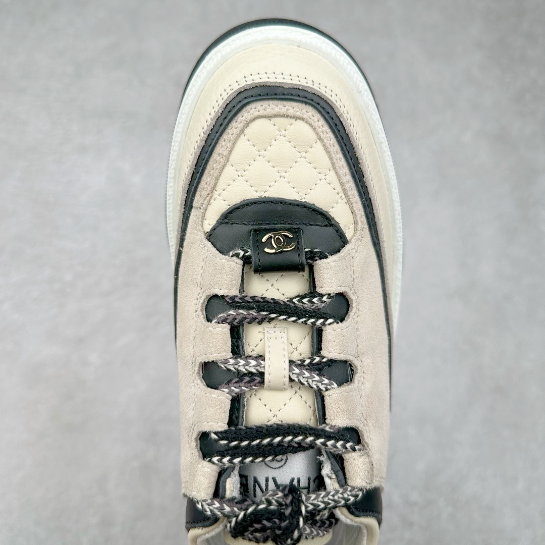 图片[4]-Chanel香奈儿 2025C 最新米兰走秀爆款 厚底老爹运动鞋 原版开发1-1复刻 官方同步 25款官方最新包装 花纹礼盒包装 小香早春度假新款 双C方圆头系带休闲鞋 潮鞋 此款绝对是小香这一季最火的存在 专柜根本就买不到系列 恨不得焊在脚上系列 好穿又个性 跟以往风格不同 没有大大的Logo 低调且高级感满满 轻英伦风的方头➕菱格的柔和 完美的融合在一起 有一种1️⃣➕1️⃣大于3的感觉 经典的撞色搭配 出彩且不突兀 搭配 短裙 短裤 牛仔 潮服 时尚感瞬间提升好几个档次 【采用牛皮拼接牛反绒 内里透气网面 原版开模𝐓𝐏𝐔大底 增高𝟒𝐂𝐌】 货号： G397922631 Sizc： 35 36 37 38 39 40-选品中心
