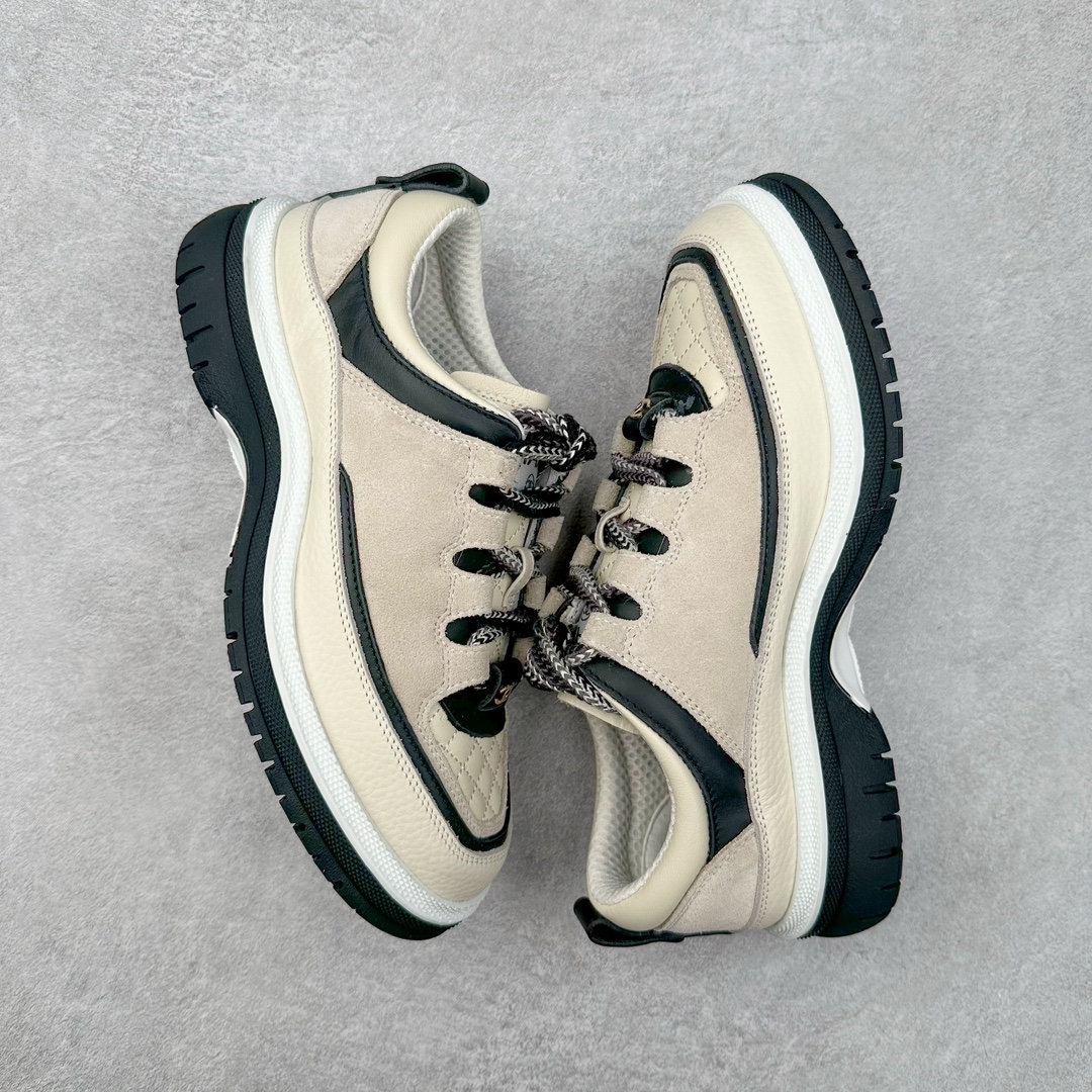 图片[3]-Chanel香奈儿 2025C 最新米兰走秀爆款 厚底老爹运动鞋 原版开发1-1复刻 官方同步 25款官方最新包装 花纹礼盒包装 小香早春度假新款 双C方圆头系带休闲鞋 潮鞋 此款绝对是小香这一季最火的存在 专柜根本就买不到系列 恨不得焊在脚上系列 好穿又个性 跟以往风格不同 没有大大的Logo 低调且高级感满满 轻英伦风的方头➕菱格的柔和 完美的融合在一起 有一种1️⃣➕1️⃣大于3的感觉 经典的撞色搭配 出彩且不突兀 搭配 短裙 短裤 牛仔 潮服 时尚感瞬间提升好几个档次 【采用牛皮拼接牛反绒 内里透气网面 原版开模𝐓𝐏𝐔大底 增高𝟒𝐂𝐌】 货号： G397922631 Sizc： 35 36 37 38 39 40-选品中心