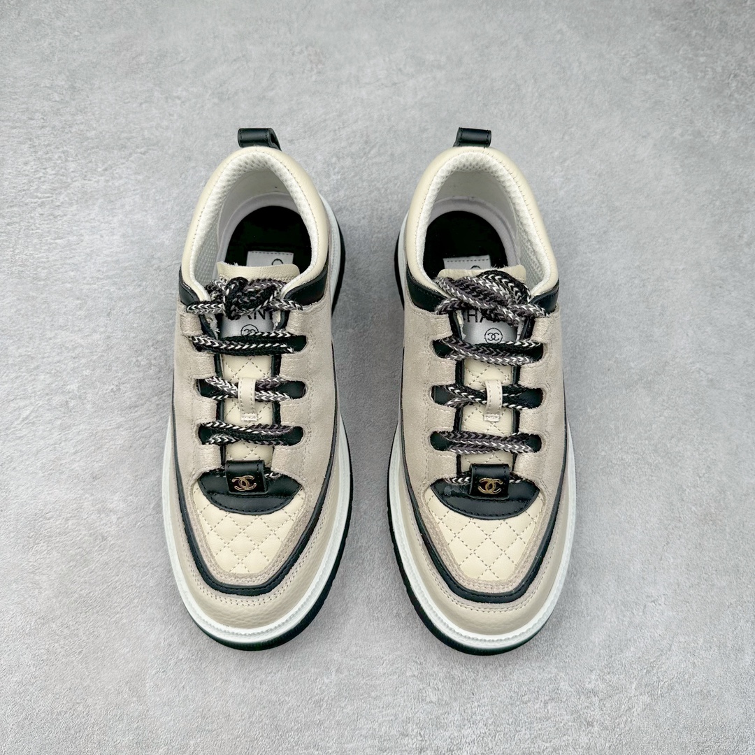 图片[2]-Chanel香奈儿 2025C 最新米兰走秀爆款 厚底老爹运动鞋 原版开发1-1复刻 官方同步 25款官方最新包装 花纹礼盒包装 小香早春度假新款 双C方圆头系带休闲鞋 潮鞋 此款绝对是小香这一季最火的存在 专柜根本就买不到系列 恨不得焊在脚上系列 好穿又个性 跟以往风格不同 没有大大的Logo 低调且高级感满满 轻英伦风的方头➕菱格的柔和 完美的融合在一起 有一种1️⃣➕1️⃣大于3的感觉 经典的撞色搭配 出彩且不突兀 搭配 短裙 短裤 牛仔 潮服 时尚感瞬间提升好几个档次 【采用牛皮拼接牛反绒 内里透气网面 原版开模𝐓𝐏𝐔大底 增高𝟒𝐂𝐌】 货号： G397922631 Sizc： 35 36 37 38 39 40-选品中心