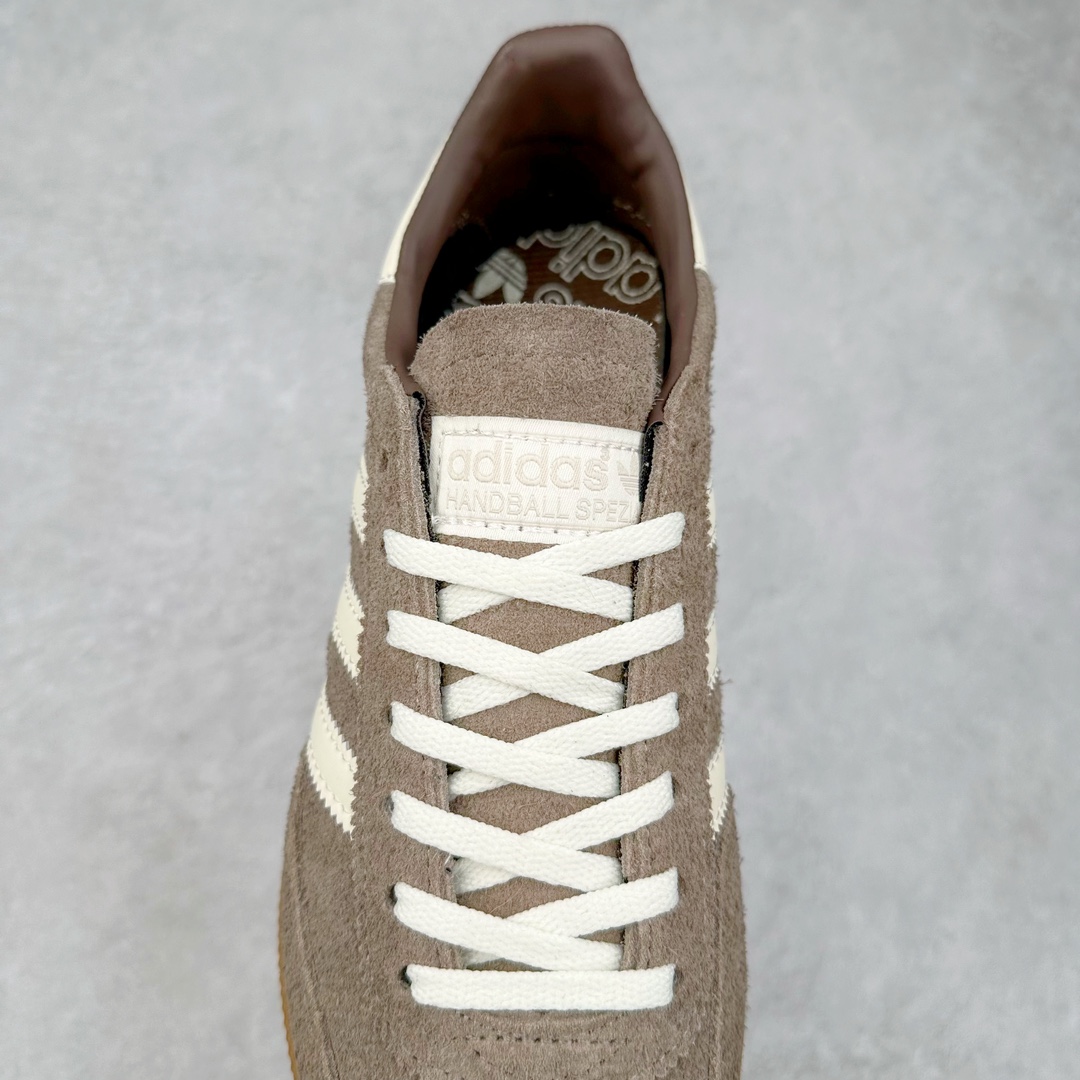 图片[5]-AD Originals Handball SPZL 手球运动员系列百搭休闲运动板鞋 IF6490 这款来自阿迪达斯的这款HANDBALL SPZL前身是一双手球运动鞋，这一次拿来复刻，所以鞋面的主要色彩选用了黑色， 鞋面外侧除了Spezial字母之外还有三叶草标志。Handball SPZL作为复古手球训练鞋与作为室内足球鞋的Samba有着异曲同工之处，但是质感更为出众的鞋身以及丰富的配色选择比起Samba来讲可以说是更胜一筹了！尺码：36 36⅔ 37⅓ 38 38⅔ 39⅓ 40 40⅔ 41⅓ 42 42⅔ 43⅓ 44 45-选品中心
