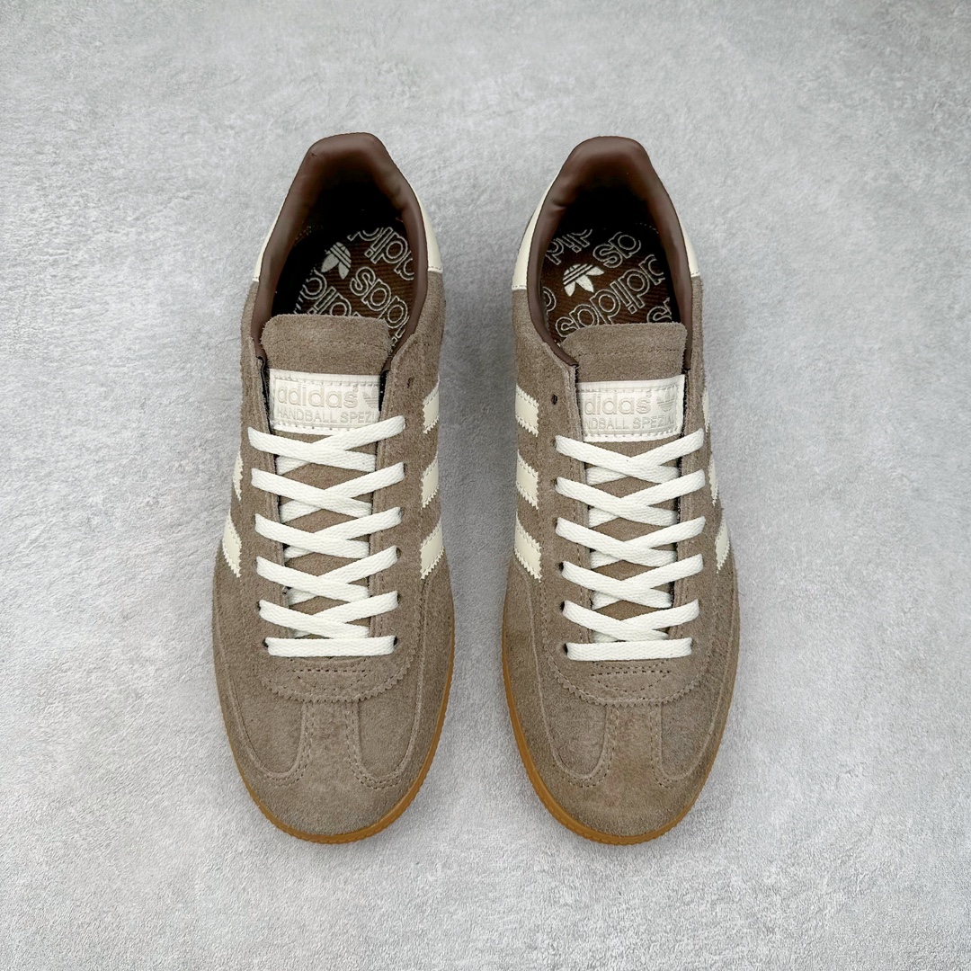 图片[2]-AD Originals Handball SPZL 手球运动员系列百搭休闲运动板鞋 IF6490 这款来自阿迪达斯的这款HANDBALL SPZL前身是一双手球运动鞋，这一次拿来复刻，所以鞋面的主要色彩选用了黑色， 鞋面外侧除了Spezial字母之外还有三叶草标志。Handball SPZL作为复古手球训练鞋与作为室内足球鞋的Samba有着异曲同工之处，但是质感更为出众的鞋身以及丰富的配色选择比起Samba来讲可以说是更胜一筹了！尺码：36 36⅔ 37⅓ 38 38⅔ 39⅓ 40 40⅔ 41⅓ 42 42⅔ 43⅓ 44 45-选品中心