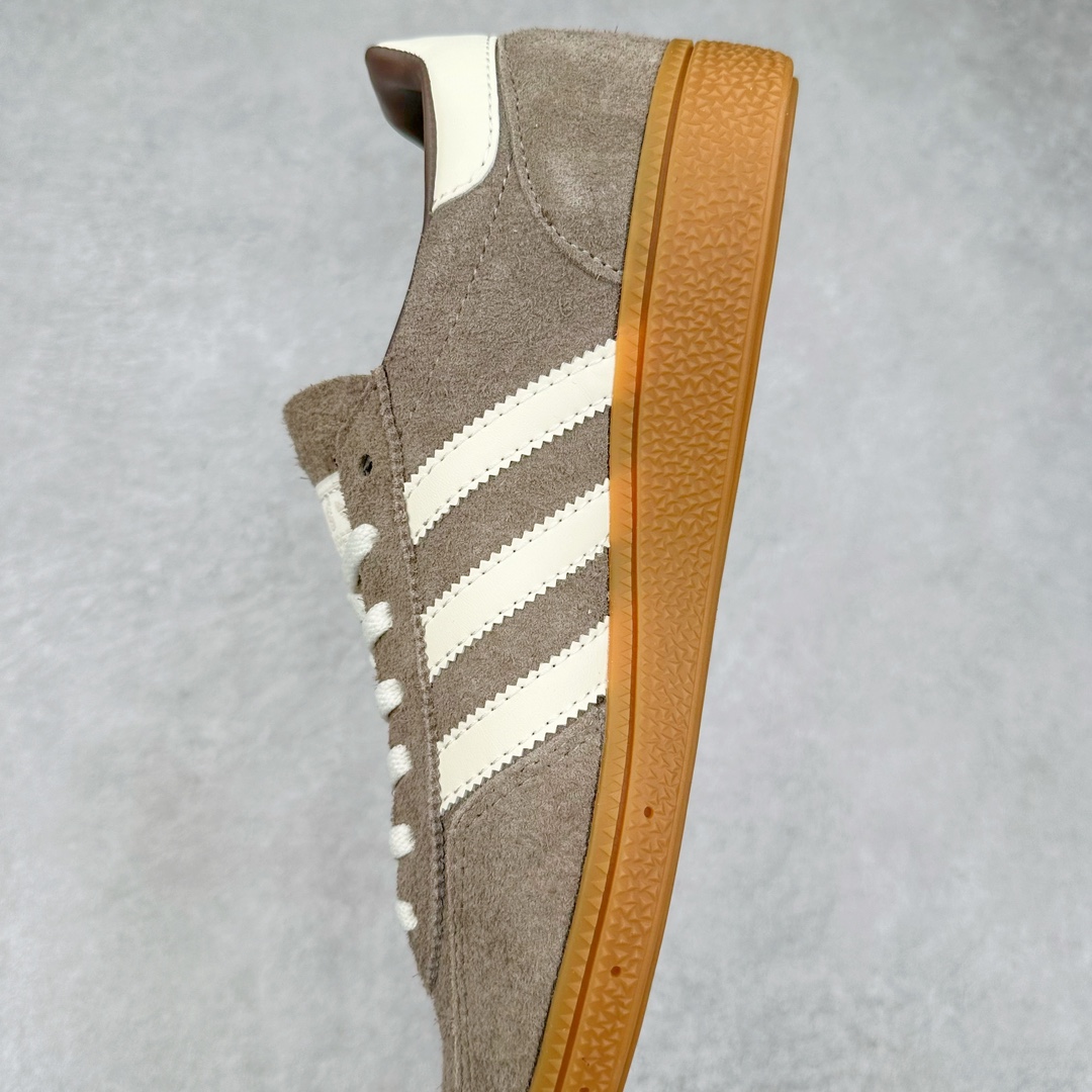 图片[7]-AD Originals Handball SPZL 手球运动员系列百搭休闲运动板鞋 IF6490 这款来自阿迪达斯的这款HANDBALL SPZL前身是一双手球运动鞋，这一次拿来复刻，所以鞋面的主要色彩选用了黑色， 鞋面外侧除了Spezial字母之外还有三叶草标志。Handball SPZL作为复古手球训练鞋与作为室内足球鞋的Samba有着异曲同工之处，但是质感更为出众的鞋身以及丰富的配色选择比起Samba来讲可以说是更胜一筹了！尺码：36 36⅔ 37⅓ 38 38⅔ 39⅓ 40 40⅔ 41⅓ 42 42⅔ 43⅓ 44 45-选品中心