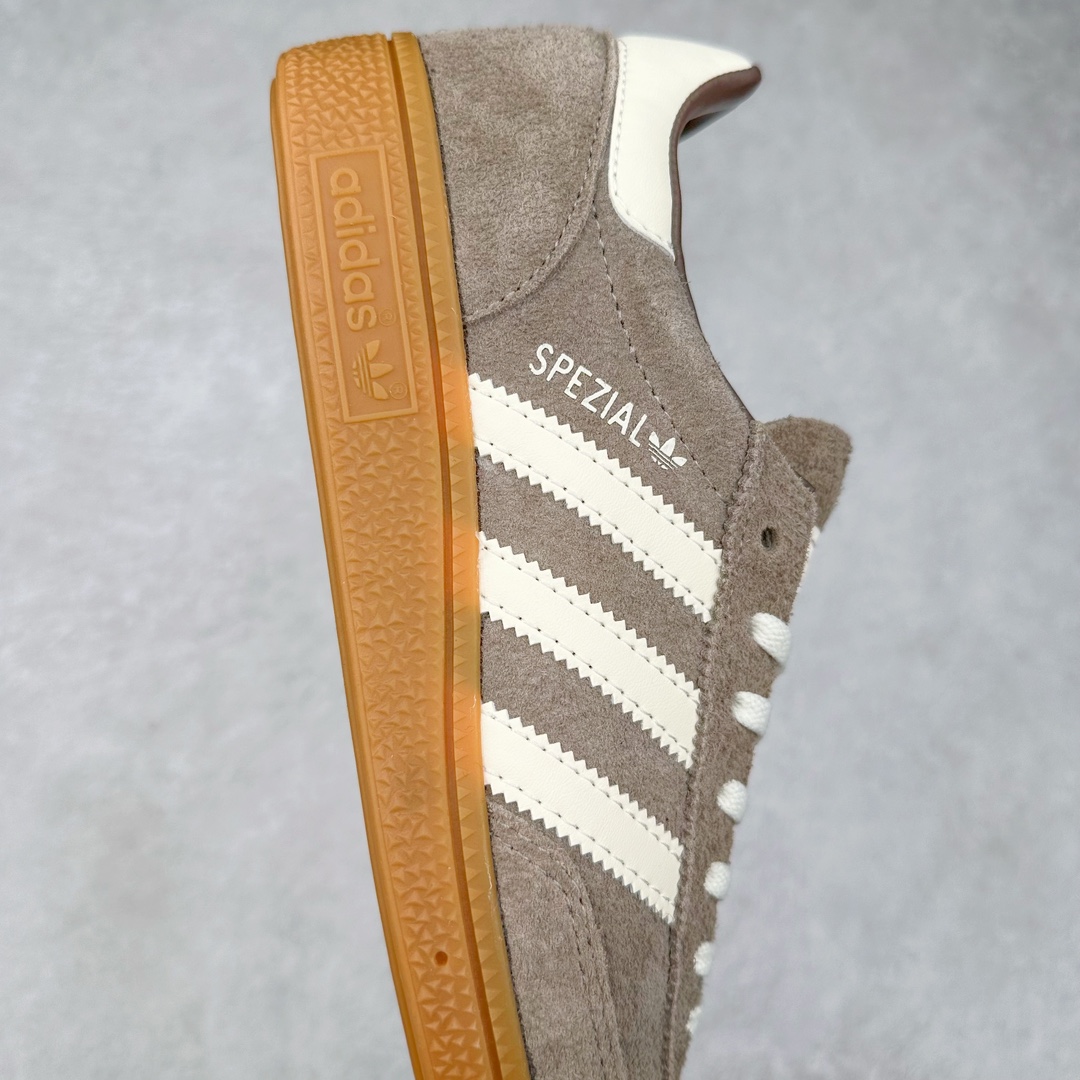 图片[6]-AD Originals Handball SPZL 手球运动员系列百搭休闲运动板鞋 IF6490 这款来自阿迪达斯的这款HANDBALL SPZL前身是一双手球运动鞋，这一次拿来复刻，所以鞋面的主要色彩选用了黑色， 鞋面外侧除了Spezial字母之外还有三叶草标志。Handball SPZL作为复古手球训练鞋与作为室内足球鞋的Samba有着异曲同工之处，但是质感更为出众的鞋身以及丰富的配色选择比起Samba来讲可以说是更胜一筹了！尺码：36 36⅔ 37⅓ 38 38⅔ 39⅓ 40 40⅔ 41⅓ 42 42⅔ 43⅓ 44 45-选品中心