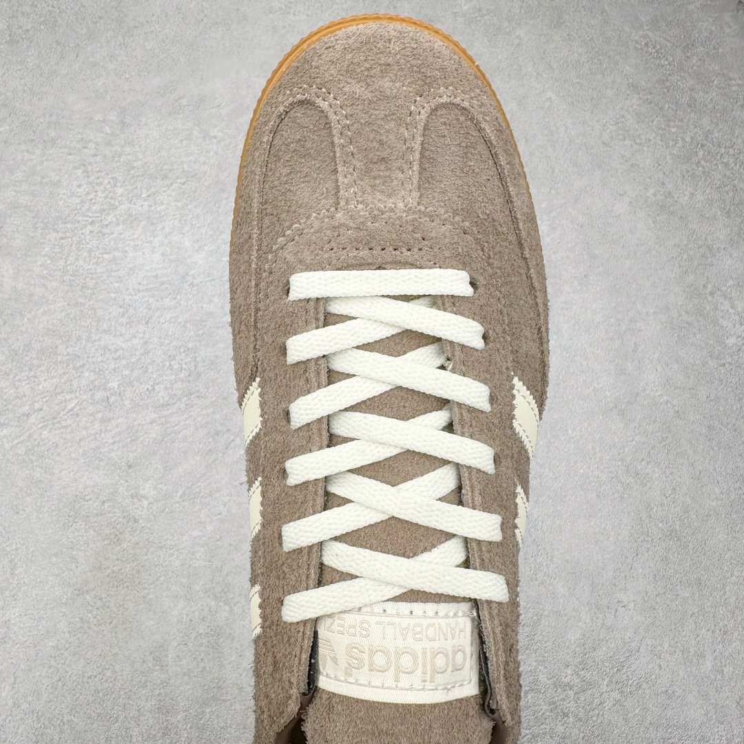 图片[4]-AD Originals Handball SPZL 手球运动员系列百搭休闲运动板鞋 IF6490 这款来自阿迪达斯的这款HANDBALL SPZL前身是一双手球运动鞋，这一次拿来复刻，所以鞋面的主要色彩选用了黑色， 鞋面外侧除了Spezial字母之外还有三叶草标志。Handball SPZL作为复古手球训练鞋与作为室内足球鞋的Samba有着异曲同工之处，但是质感更为出众的鞋身以及丰富的配色选择比起Samba来讲可以说是更胜一筹了！尺码：36 36⅔ 37⅓ 38 38⅔ 39⅓ 40 40⅔ 41⅓ 42 42⅔ 43⅓ 44 45-选品中心