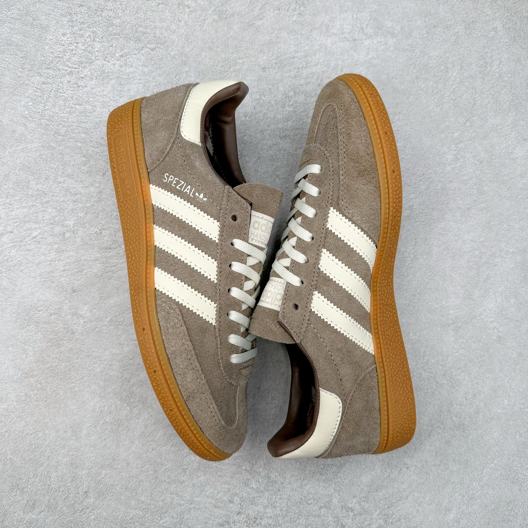 图片[3]-AD Originals Handball SPZL 手球运动员系列百搭休闲运动板鞋 IF6490 这款来自阿迪达斯的这款HANDBALL SPZL前身是一双手球运动鞋，这一次拿来复刻，所以鞋面的主要色彩选用了黑色， 鞋面外侧除了Spezial字母之外还有三叶草标志。Handball SPZL作为复古手球训练鞋与作为室内足球鞋的Samba有着异曲同工之处，但是质感更为出众的鞋身以及丰富的配色选择比起Samba来讲可以说是更胜一筹了！尺码：36 36⅔ 37⅓ 38 38⅔ 39⅓ 40 40⅔ 41⅓ 42 42⅔ 43⅓ 44 45-选品中心