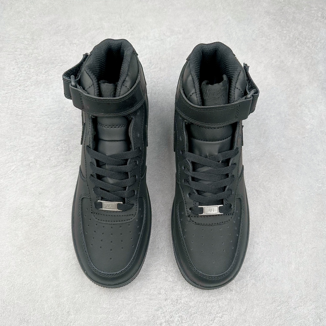 图片[2]-＃特价福利 NK Air Force 1 Mid 空军一号中帮高帮百搭休闲运动板鞋 全黑 CW2289-001 全网最具性价比版本没有之一 2022全新楦头鞋型 鱼鳞大底 历时开发三个月 清洁度完美 二维码鞋标 内置芯片及solo气垫 大底高度及其弧度依照正品 钢印 logo刺绣 鞋口弧度 鞋头长度 鞋面冲孔 鞋垫背胶及钢印 完美鞋型对比正品 每一处都是细节满满 尺码：36 36.5 37.5 38 38.5 39 40 40.5 41 42 42.5 43 44 44.5 45 46-选品中心