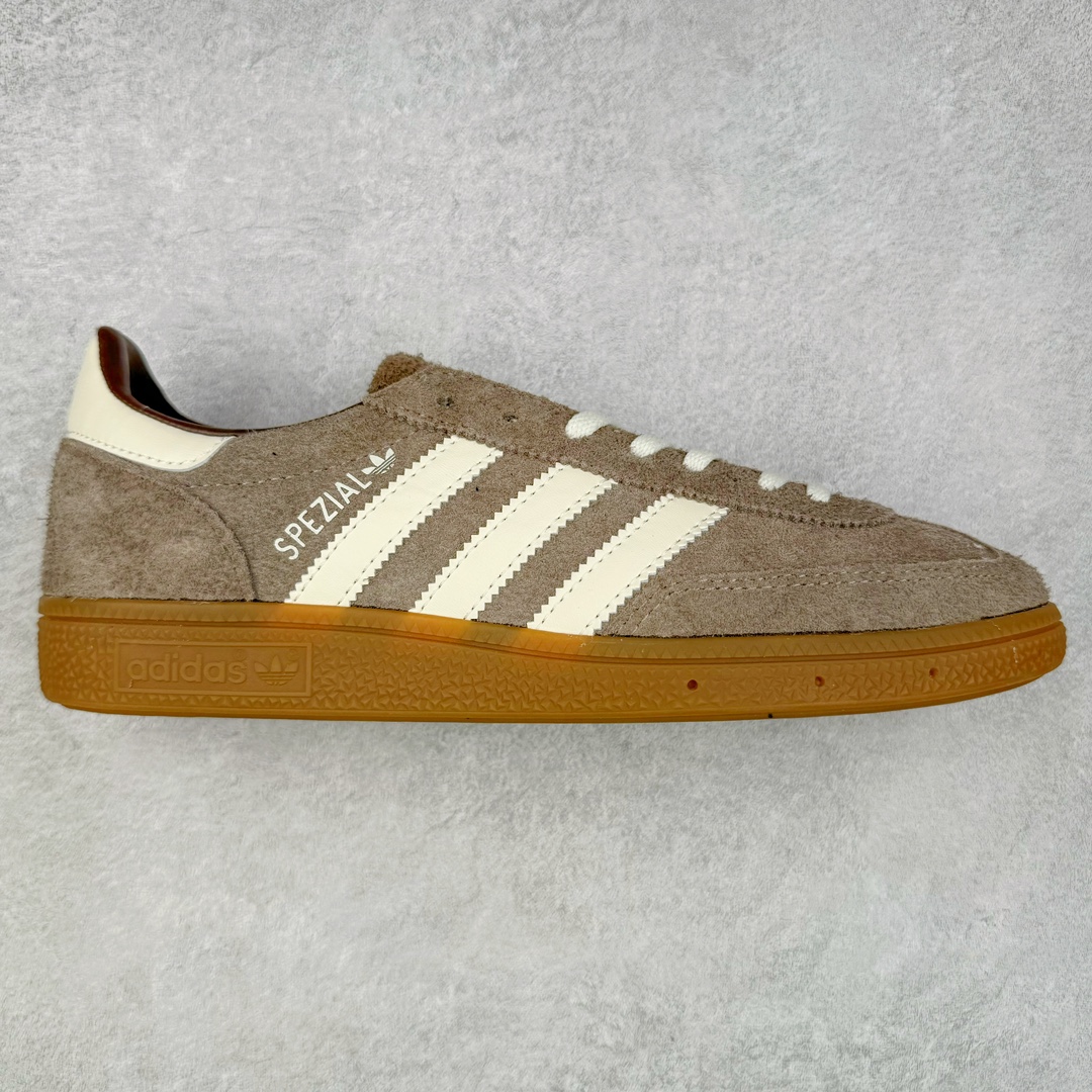 AD Originals Handball SPZL 手球运动员系列百搭休闲运动板鞋 IF6490 这款来自阿迪达斯的这款HANDBALL SPZL前身是一双手球运动鞋，这一次拿来复刻，所以鞋面的主要色彩选用了黑色， 鞋面外侧除了Spezial字母之外还有三叶草标志。Handball SPZL作为复古手球训练鞋与作为室内足球鞋的Samba有着异曲同工之处，但是质感更为出众的鞋身以及丰富的配色选择比起Samba来讲可以说是更胜一筹了！尺码：36 36⅔ 37⅓ 38 38⅔ 39⅓ 40 40⅔ 41⅓ 42 42⅔ 43⅓ 44 45-选品中心