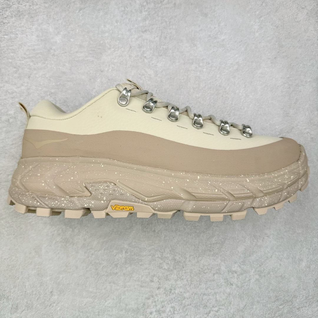 ＃纯原 HOKA ONE ONE Tor Uitra Low 托亚潮流户外越野登山功能鞋 鞋款利用机能、户外、复古元素将都市型格与户外机能无缝结合 既能自由穿梭于城市的钢筋水泥之间 也能轻松演绎山系潮流搭配 全粒面皮革结合模压鞋口 提升持久耐穿度 直至鞋头的鞋带设计 舒适灵活的调节 搭配鞋头处HOKA ONE ONE飞翼纹饰 营造了个性十足的张扬气场 Tor Ultra 配备 Vibram® 鞋底与 EVA 和RMAT® 中底 给穿著者最佳的抓地力及舒适性 另外中底的金属摇杆可稳定脚部行程 当走过崎岖山路时依然让脚部得到平稳的感觉 而整对鞋以皮革和耐用尼龙布材打造 与坚固的鞋底相结合 可以牢固地支撑脚部和脚踝 另外外层搭载的Event技术 保持鞋履防水以及鞋内透气作用 尺码：36 36.5 37.5 38 38.5 39 40 40.5 41 42 42.5 43 44 44.5 45-选品中心