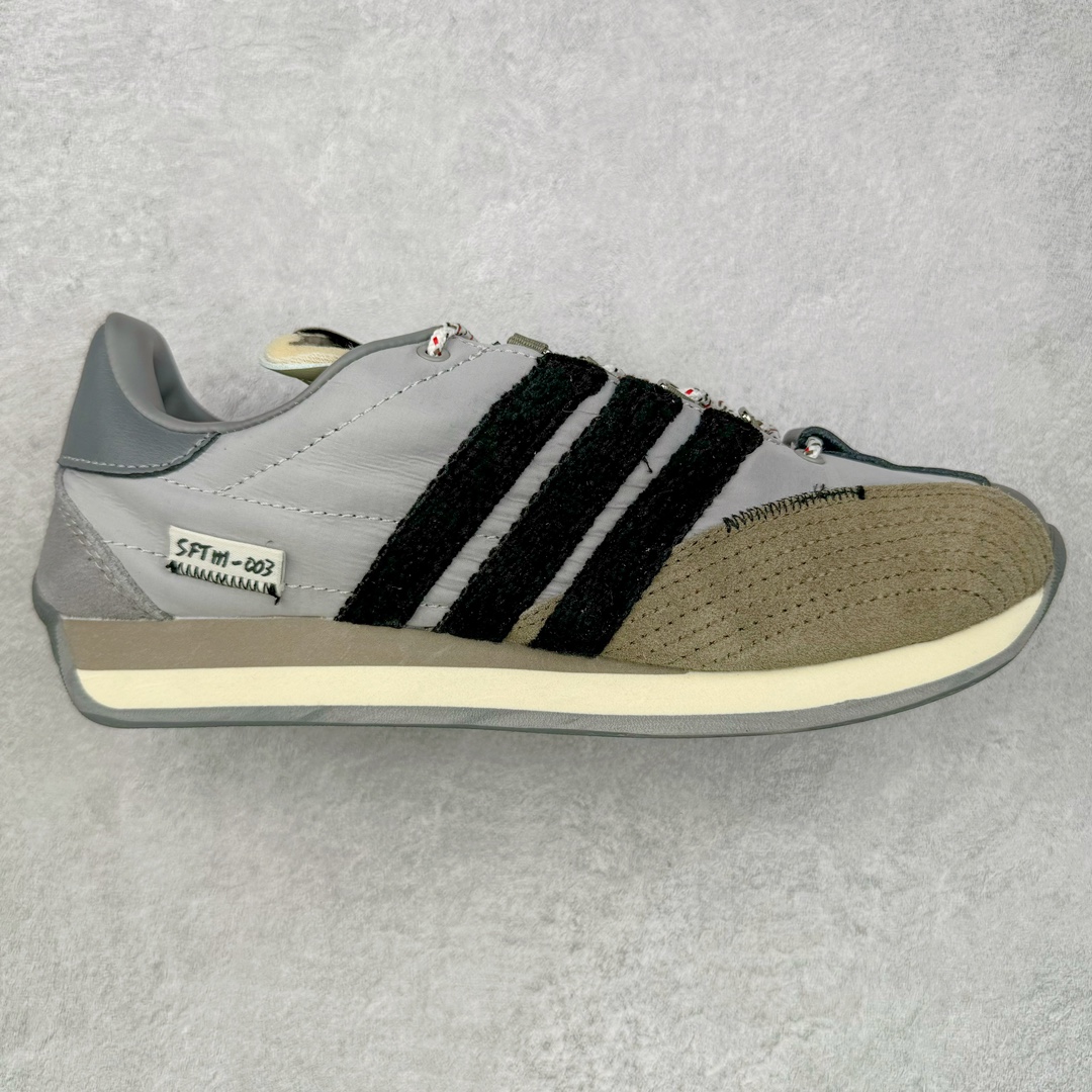 ＃特价福利 Song for the Mute x AD Originals SFTM-003 联名款复古慢跑鞋 Originals与时装品牌Song for the Mute即将迎来第三个合作系列 这个系列主打的也是怀旧的氛围 采用了Country OG这个诞生于上世纪70年代的鞋款 尼龙和绒面革的梦幻拼接 低调而富有质感 呈现SFTM一贯的面料美学 三款不同风格的配色 亮点十足的斑点鞋带 体现怀旧主义和前卫设计无缝交织 鞋款采用了低帮的造型 方便日常穿着 同时对于外底做了处理 皮革材质和尼龙布材质的组合也更具是时代感 尺码：36 36.5 37 38 38.5 39 40 40.5 41 42 42.5 43 44 44.5 45-选品中心